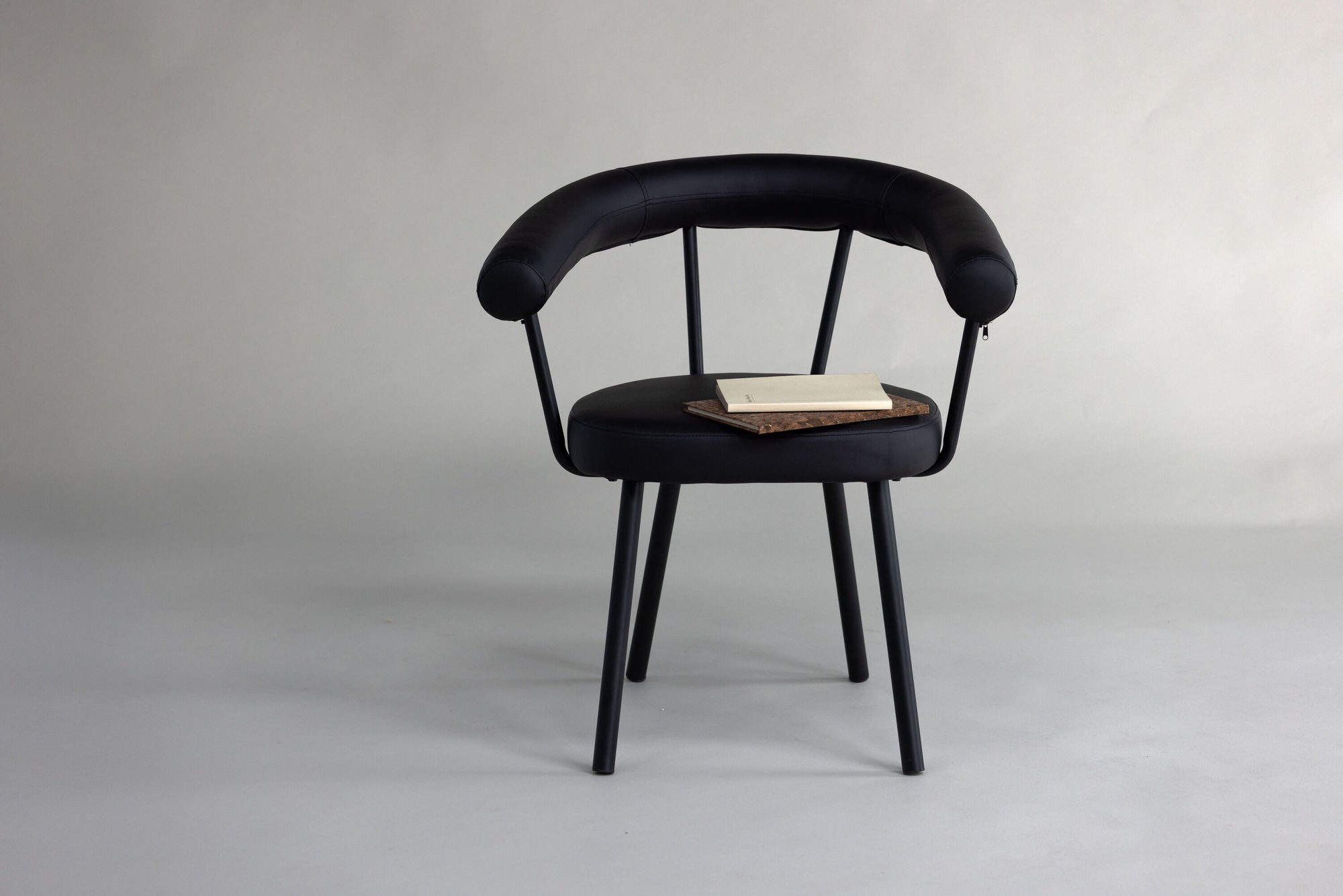 Vind Västerås x Josefin Lustig - Spisebordsstol 2-pack - Matte Black / Black PU