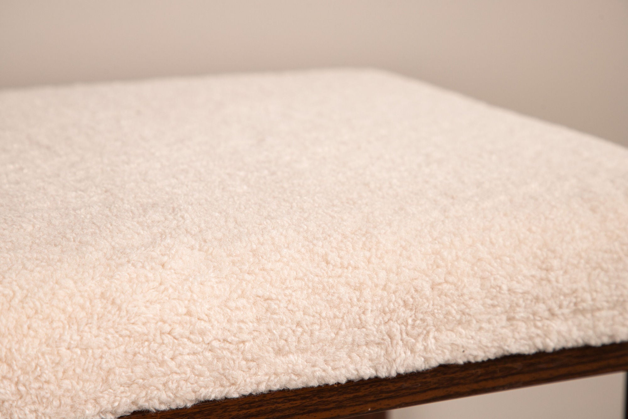 Venture Home Chester bænk - Dark walnut wood look / Offwhite Fleece