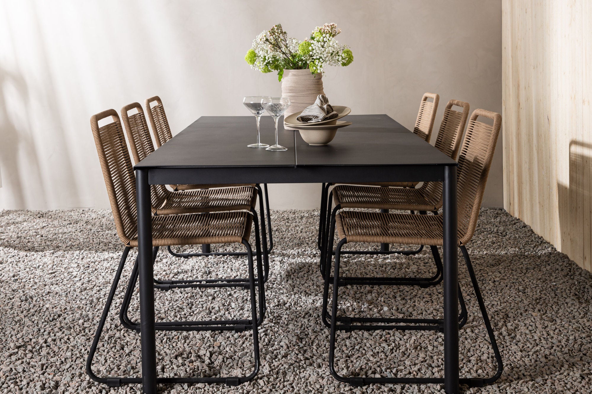 Venture Home Modena - spisebord- Black - Aluminium - 200*100cm _1+ Lindos Stacking stol - Black Alu / Latte Rope _6