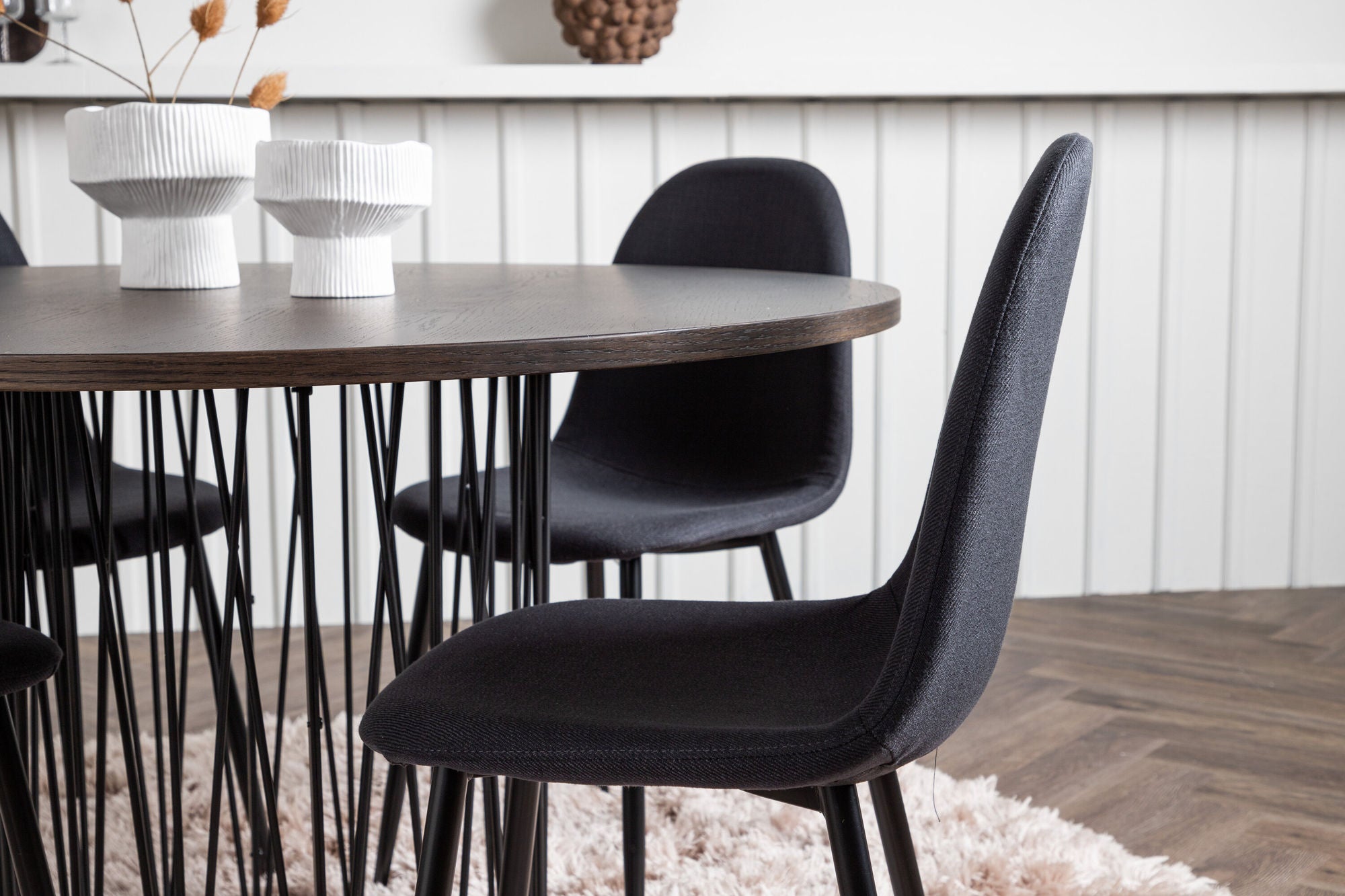 Venture Home Stone round spisebord - Black / Mocca Veneer +Polar Spisebordsstol - Black Legs - Black Fabric _4