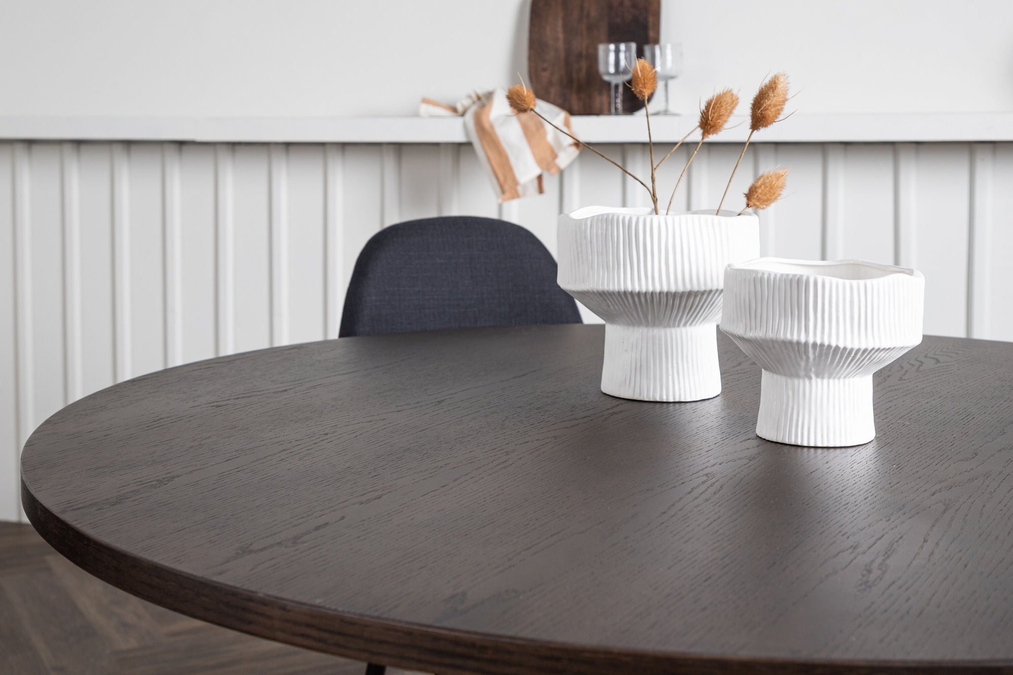 Venture Home Stone round spisebord - Black / Mocca Veneer +Polar Spisebordsstol - Black Legs - Black Fabric _4