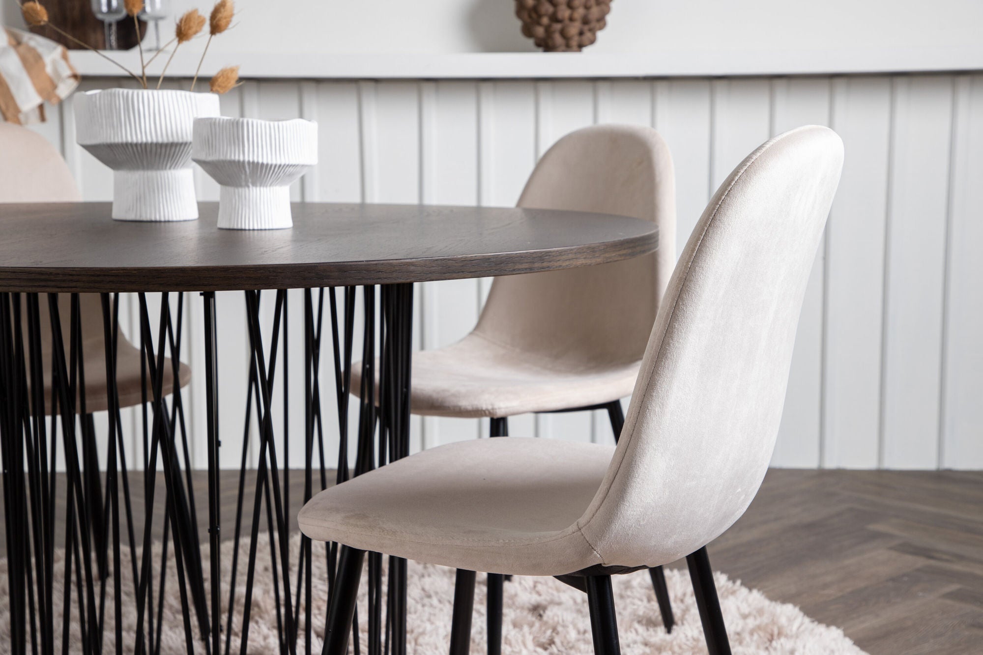 Venture Home Stone round spisebord - Black / Mocca Veneer +Polar Spisebordsstol - Black legs / Beige Velvet _4