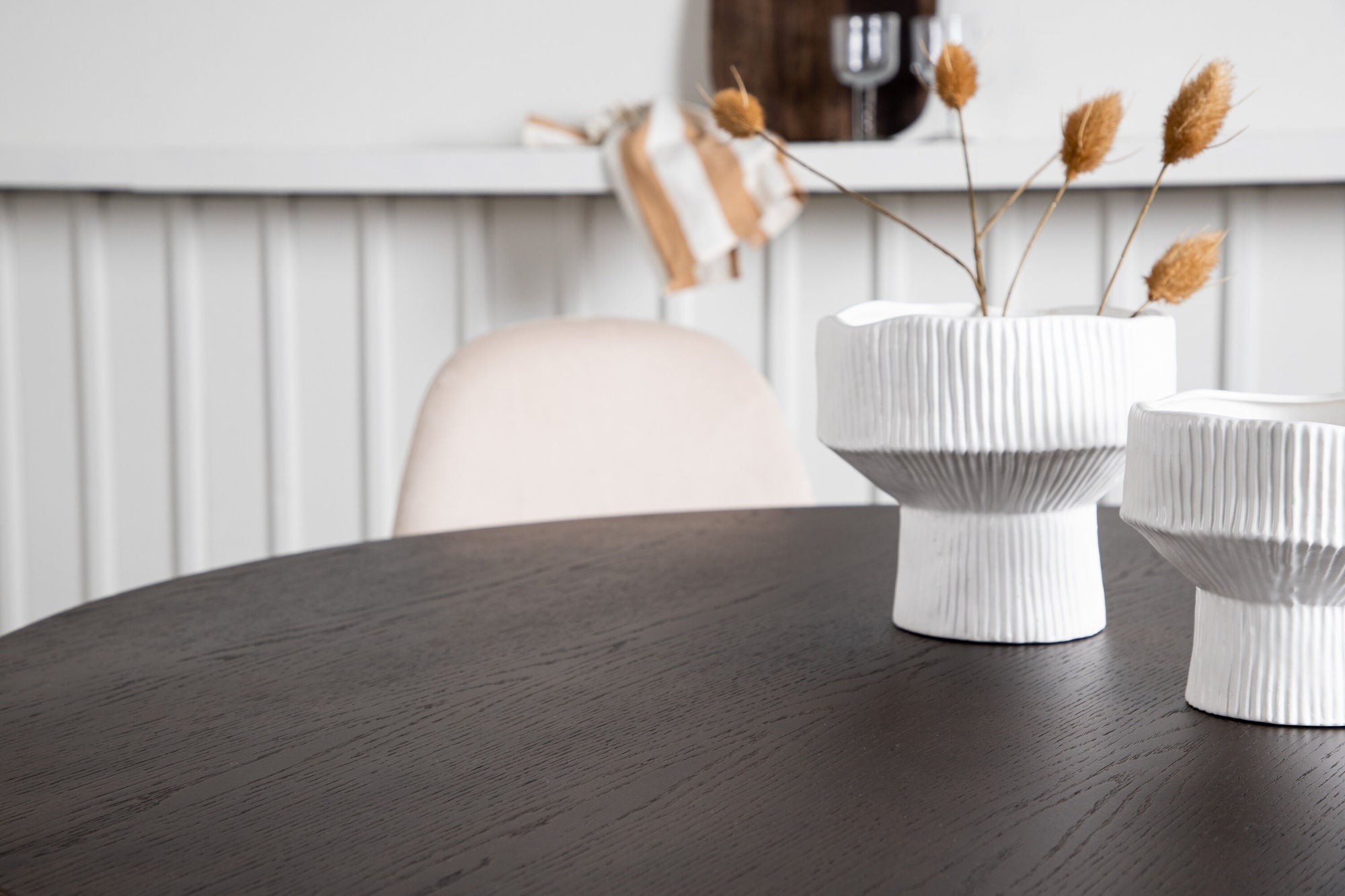 Venture Home Stone round spisebord - Black / Mocca Veneer +Polar Spisebordsstol - Black legs / Beige Velvet _4