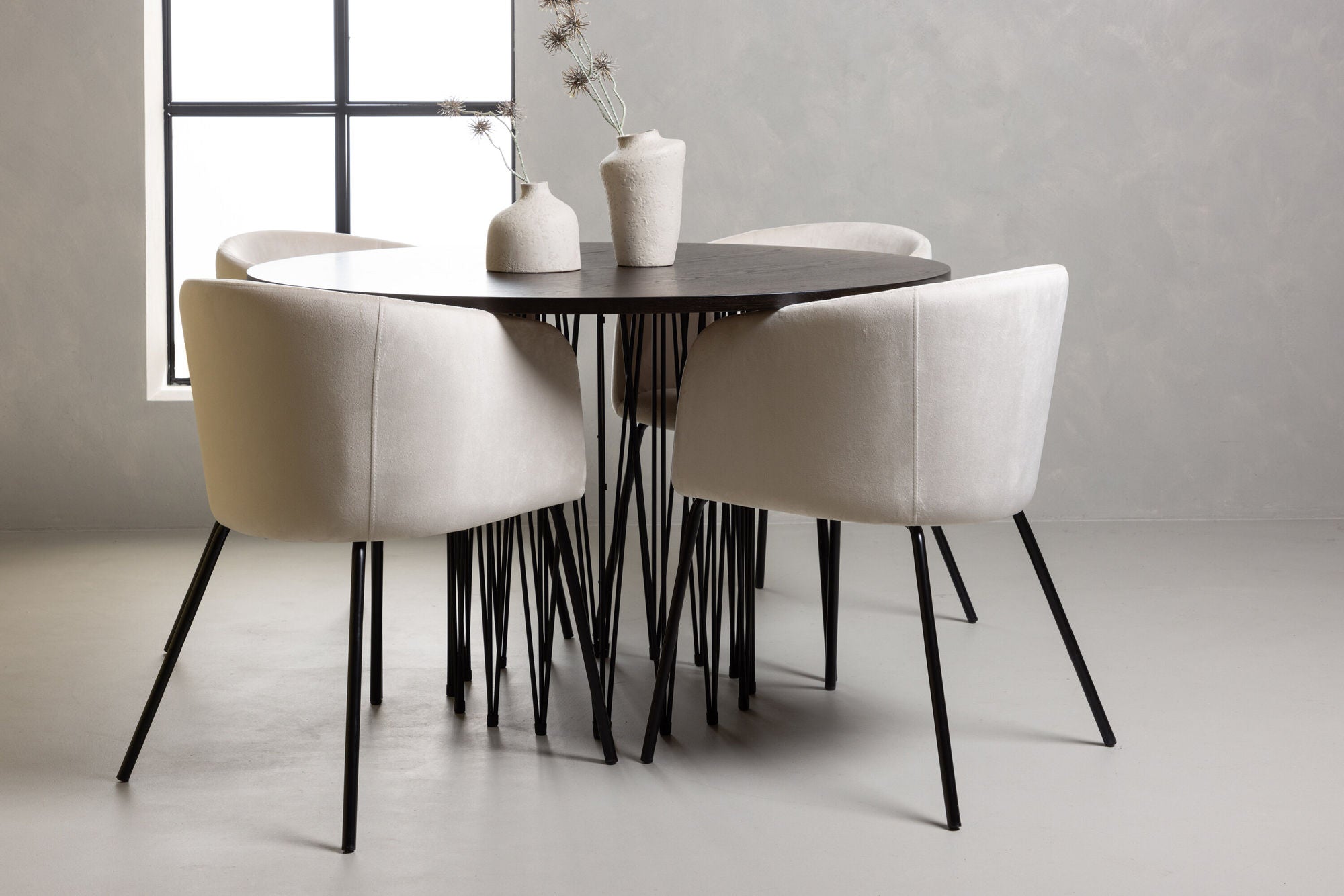 Venture Home Stone round spisebord - Black / Mocca Veneer +Berit stol - Black / Beige Velvet _4