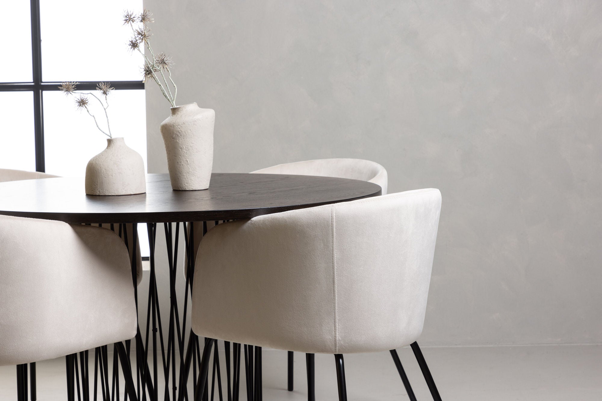 Venture Home Stone round spisebord - Black / Mocca Veneer +Berit stol - Black / Beige Velvet _4
