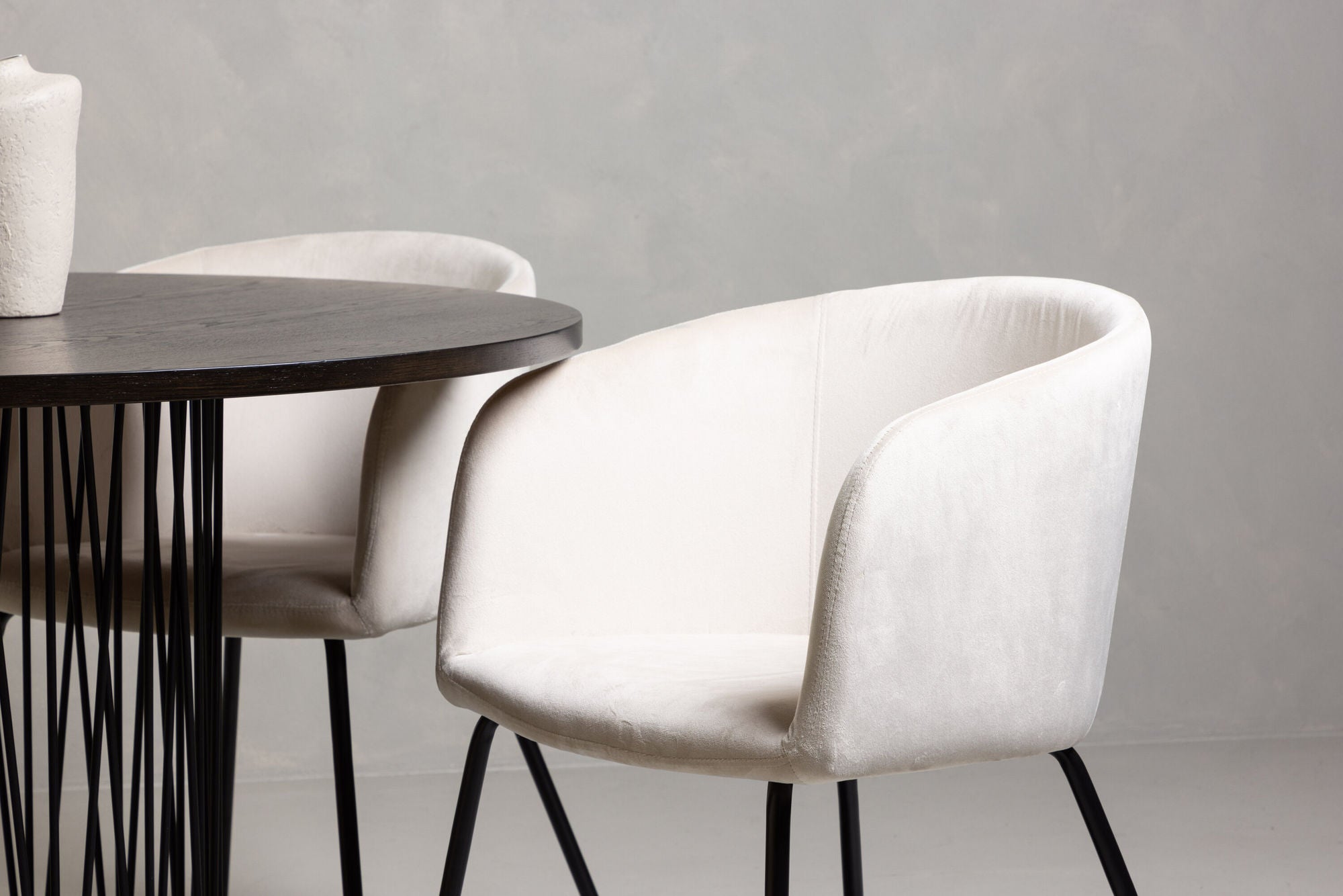 Venture Home Stone round spisebord - Black / Mocca Veneer +Berit stol - Black / Beige Velvet _4