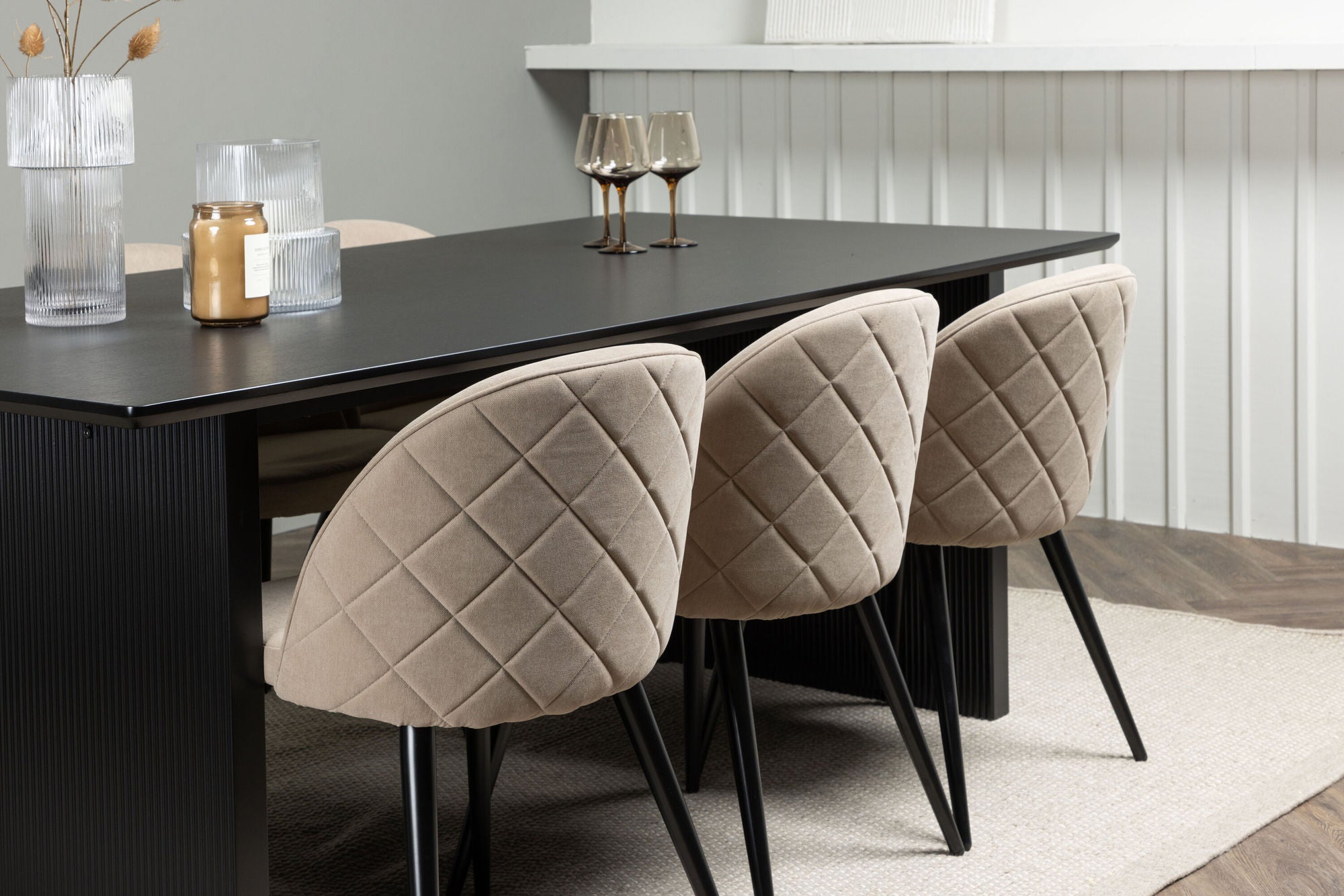 Venture Home Vail spisebord - Black / Smoked Black MDF +Velvet Stitches stol - Black / Beige Fabric (Polyester linen ) _6