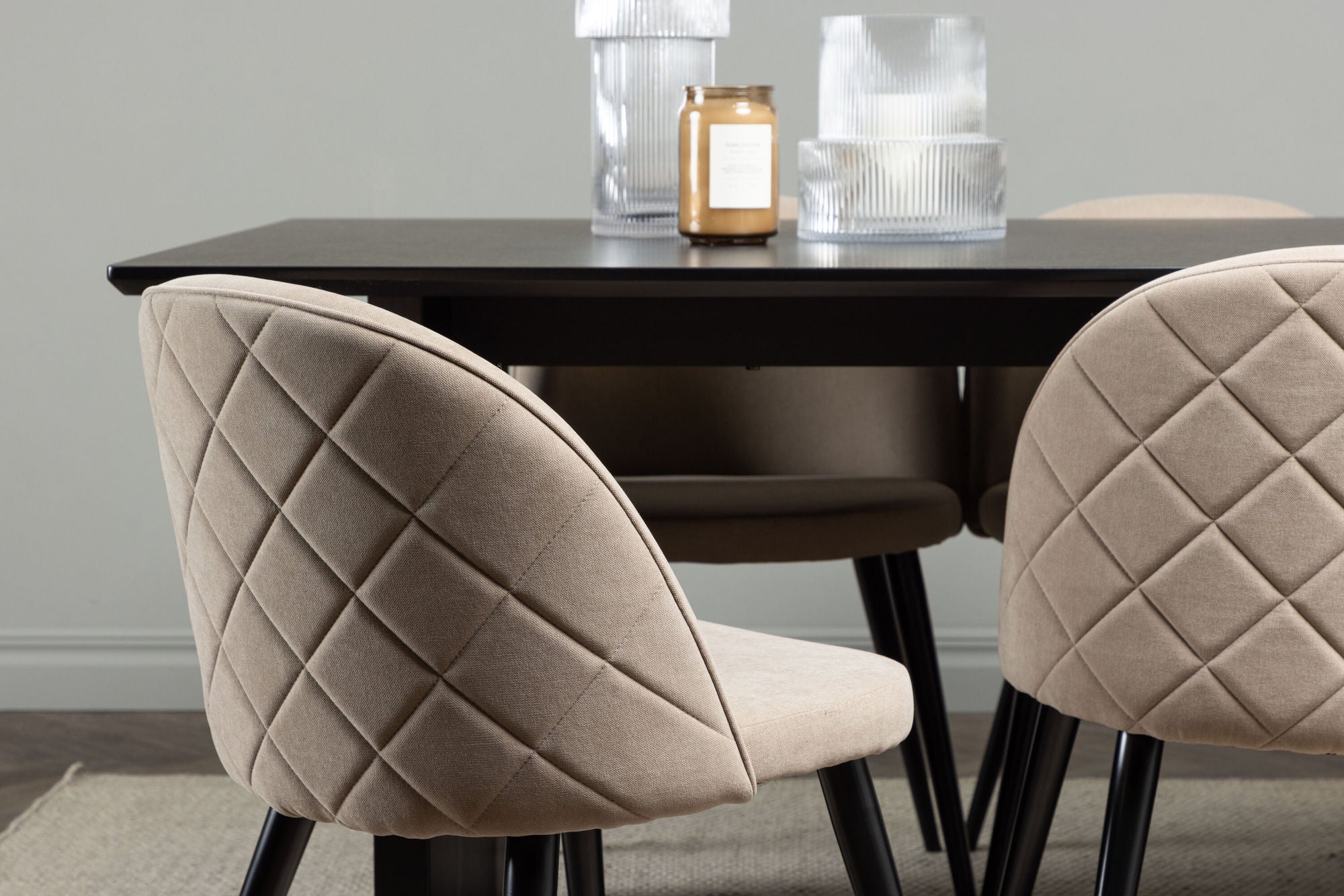 Venture Home Vail spisebord - Black / Smoked Black MDF +Velvet Stitches stol - Black / Beige Fabric (Polyester linen ) _6