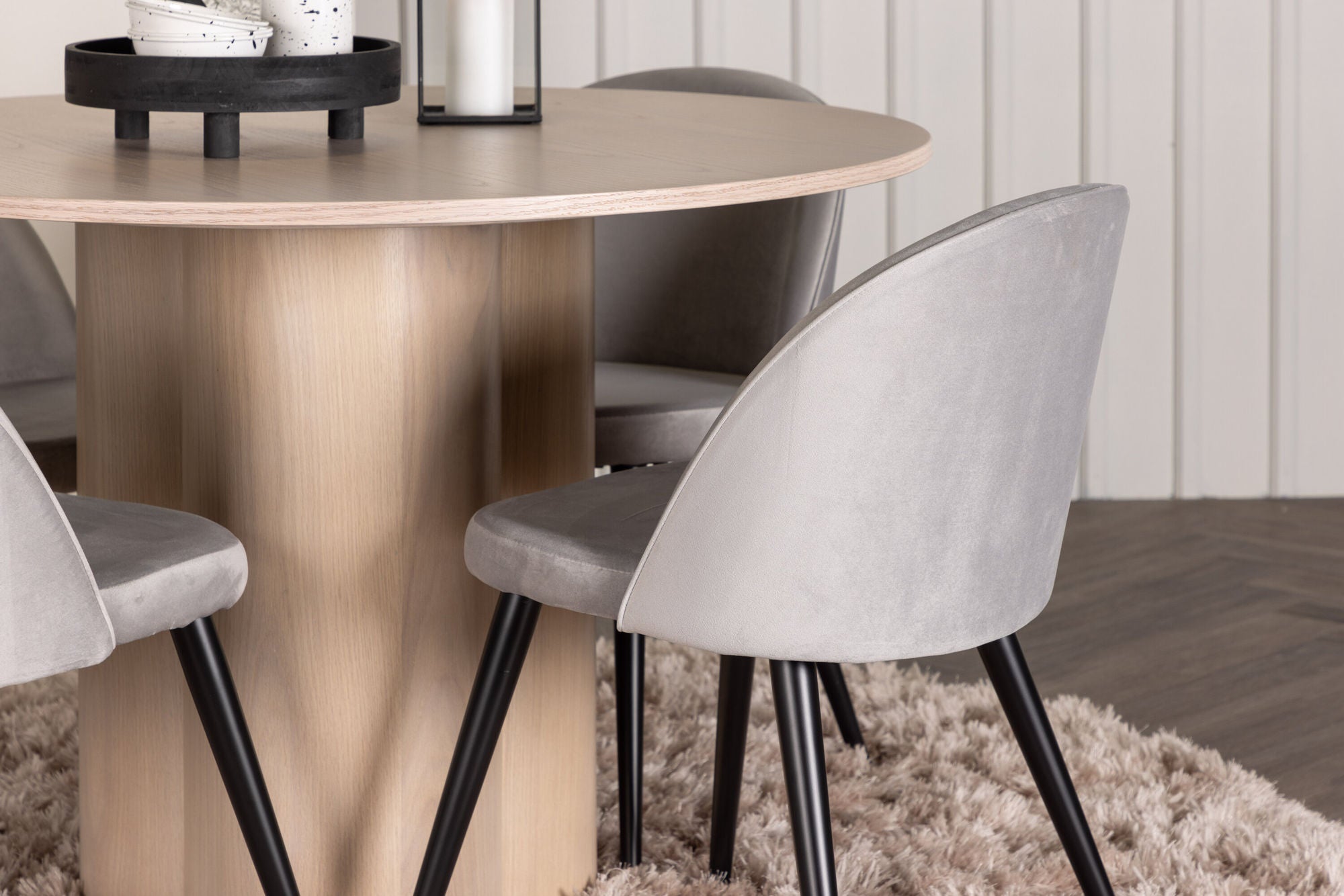 Venture Home OliviaDiningbord-WhiteWashVeneer+VelvetDiningstol-LightGrey/Black_4