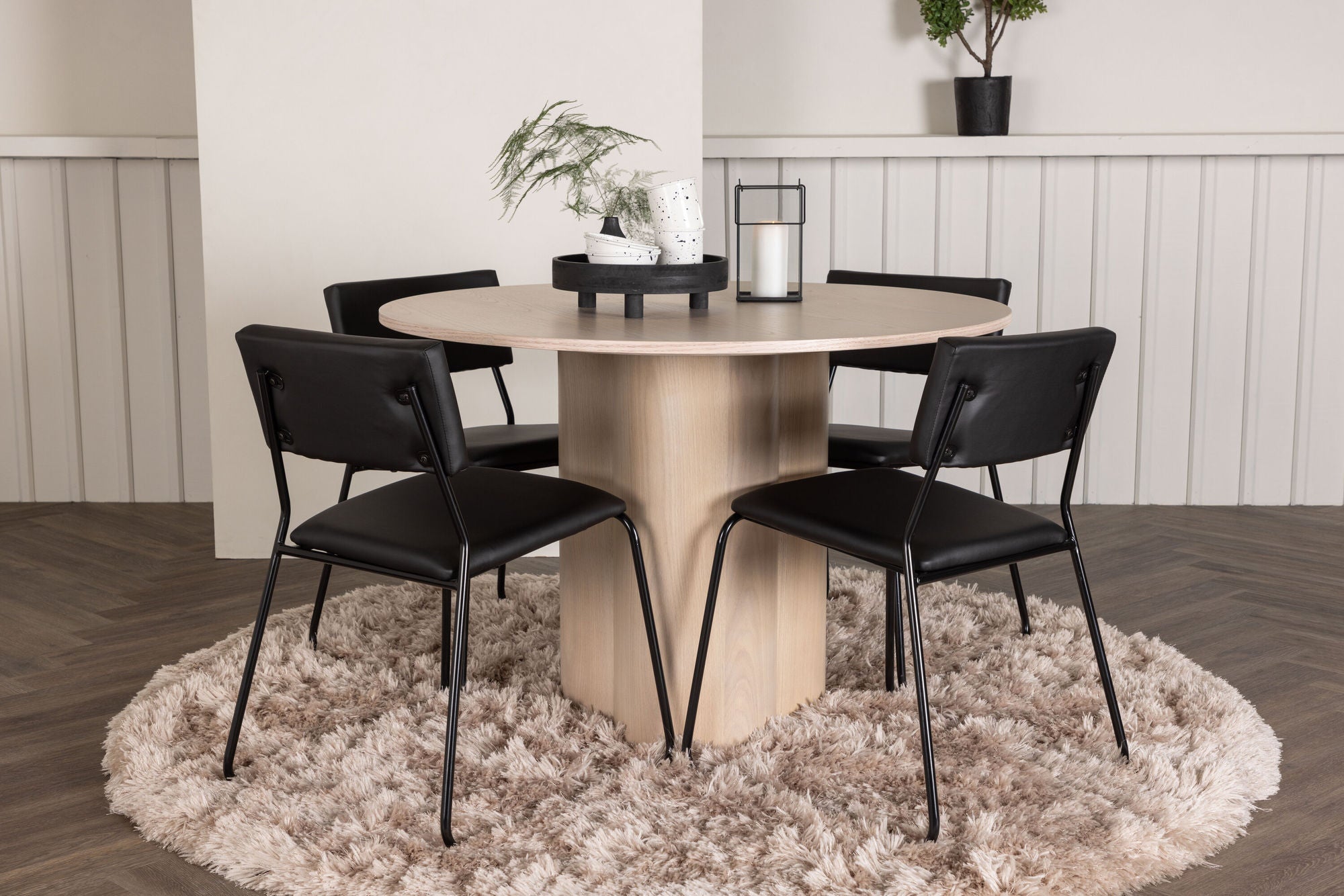 Venture Home OliviaDiningbord-WhiteWashVeneer+Kenthstol-Black/BlackPU_4