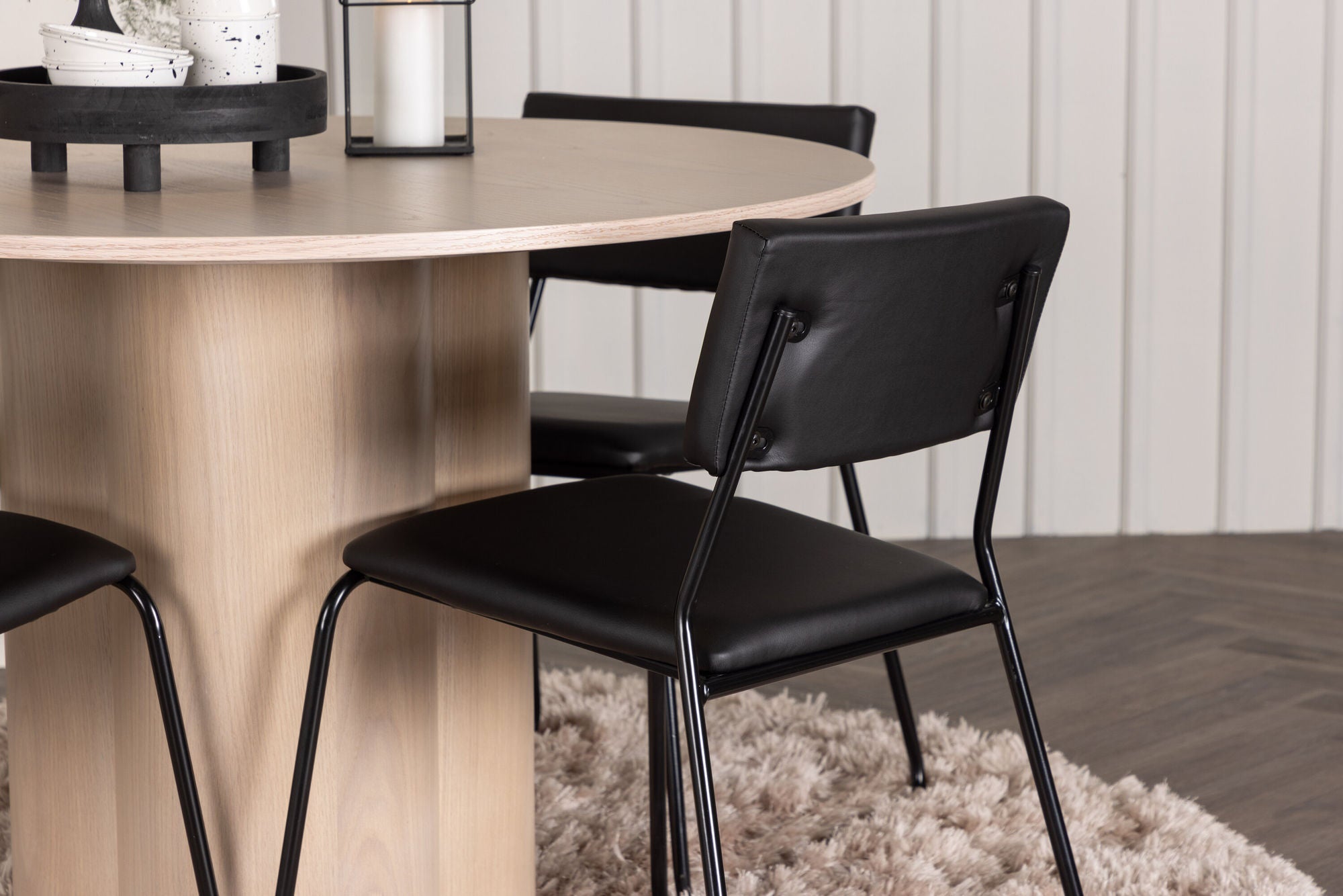 Venture Home OliviaDiningbord-WhiteWashVeneer+Kenthstol-Black/BlackPU_4