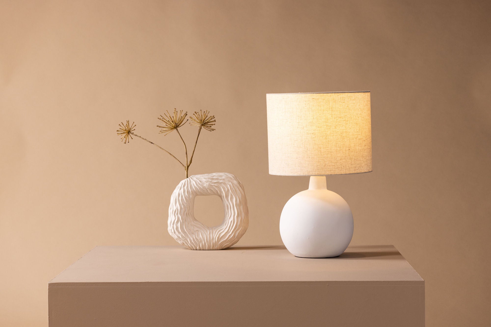 Venture Home Torcello bord lampe - White / Beige linen