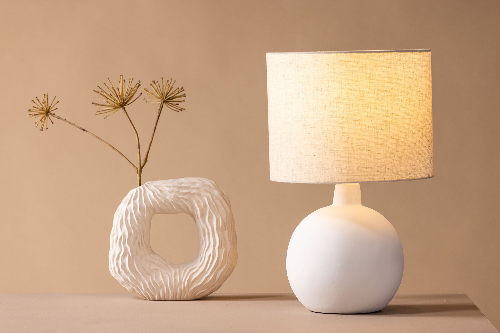 Venture Home Torcello bord lampe - White / Beige linen