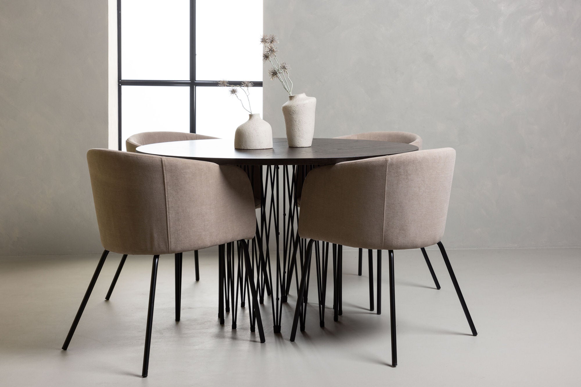Venture Home Stone round spisebord - Black / Mocca Veneer +Berit stol - Black / Beige Fabric (Polyester linen ) _4