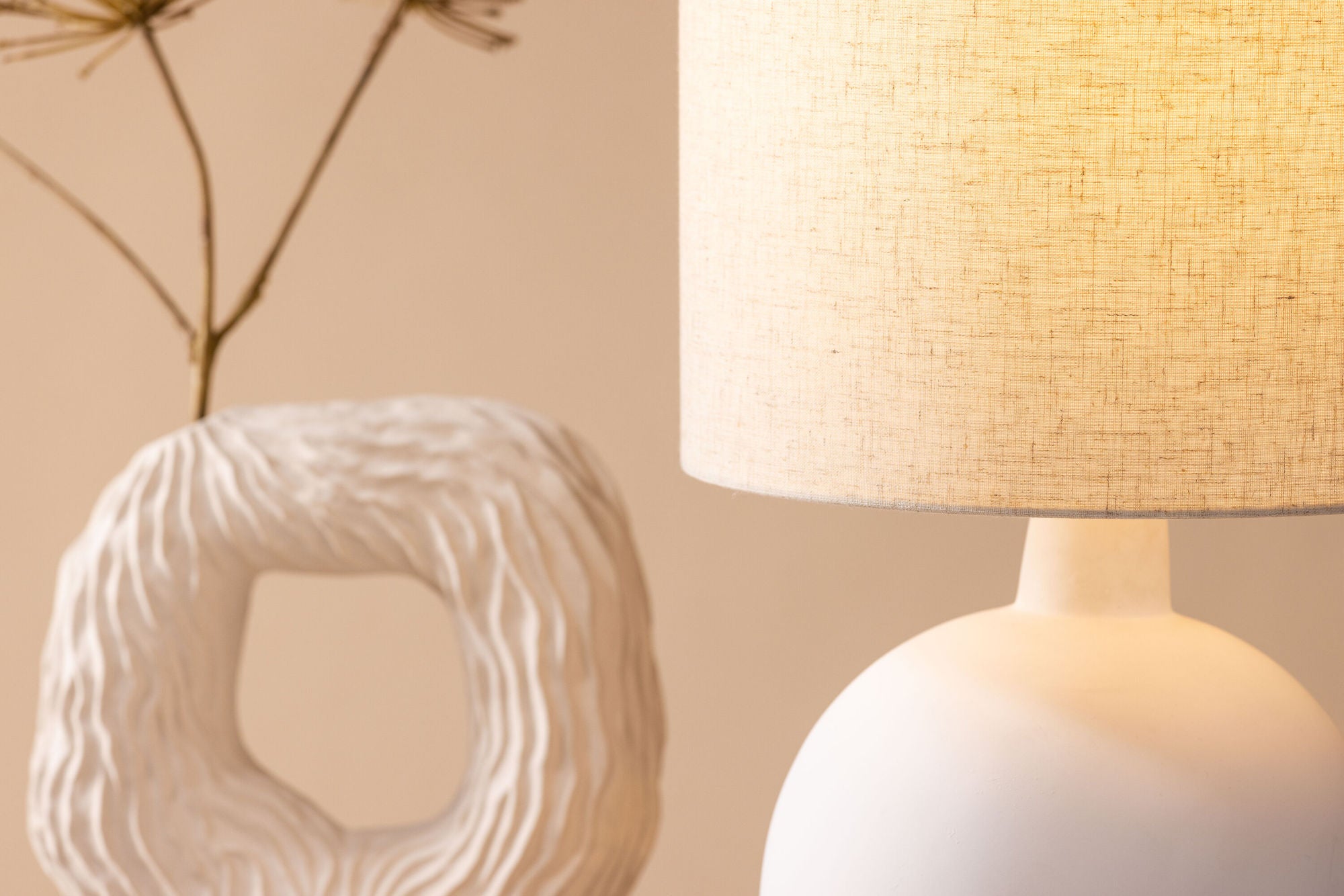 Venture Home Torcello bord lampe - White / Beige linen