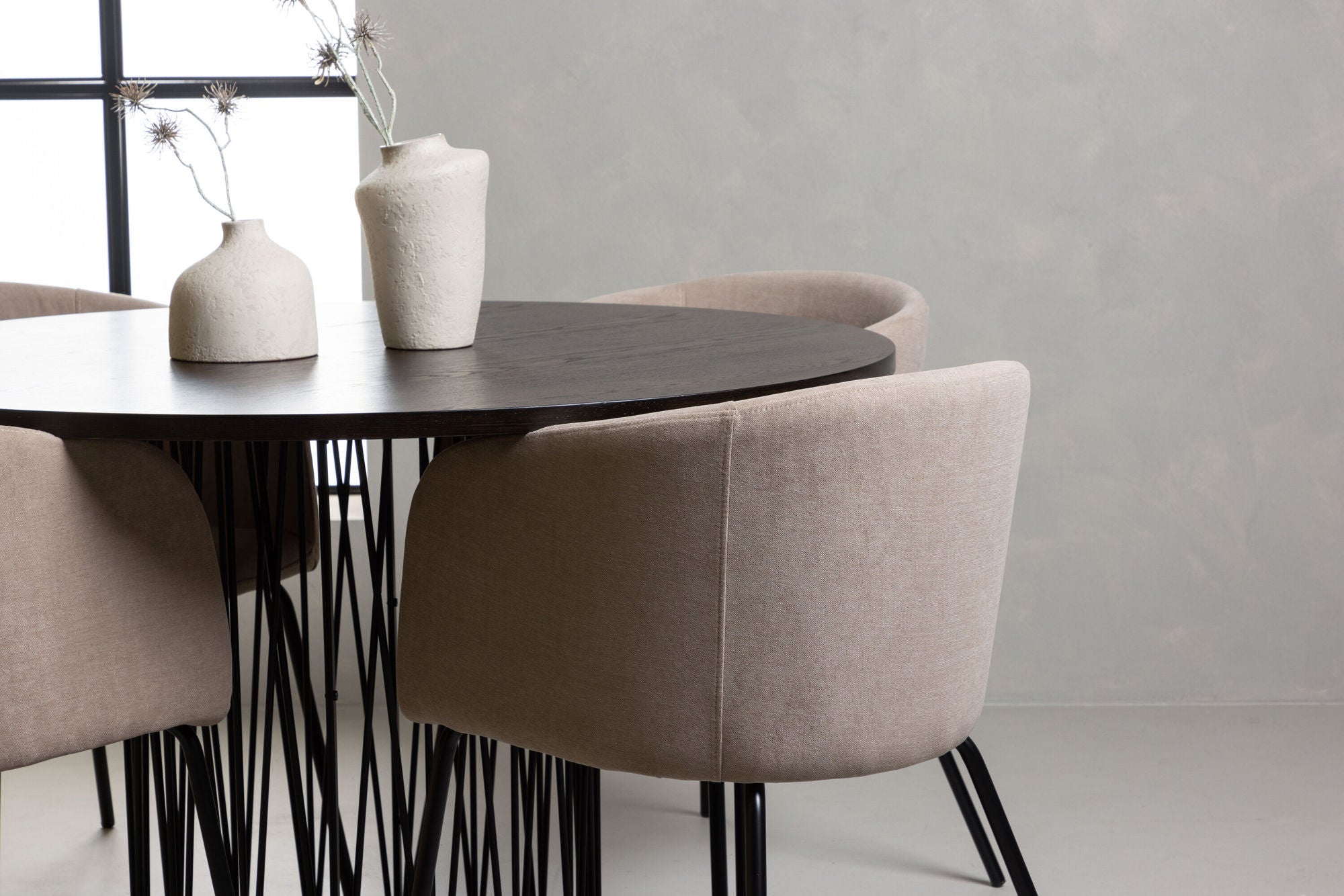 Venture Home Stone round spisebord - Black / Mocca Veneer +Berit stol - Black / Beige Fabric (Polyester linen ) _4