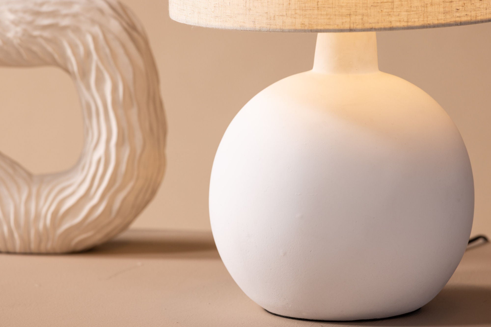 Venture Home Torcello bord lampe - White / Beige linen