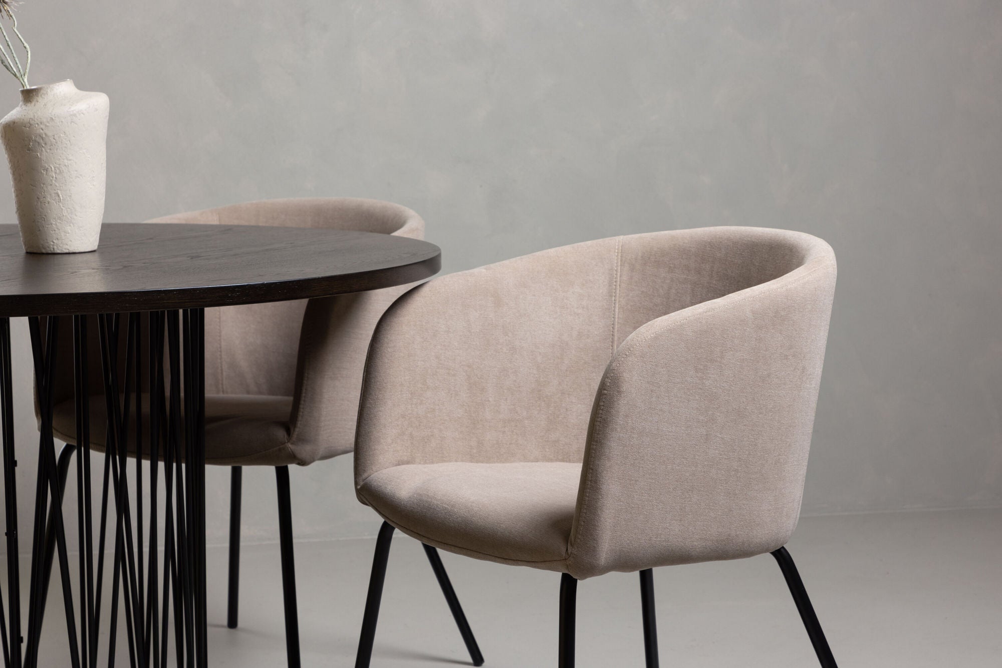 Venture Home Stone round spisebord - Black / Mocca Veneer +Berit stol - Black / Beige Fabric (Polyester linen ) _4