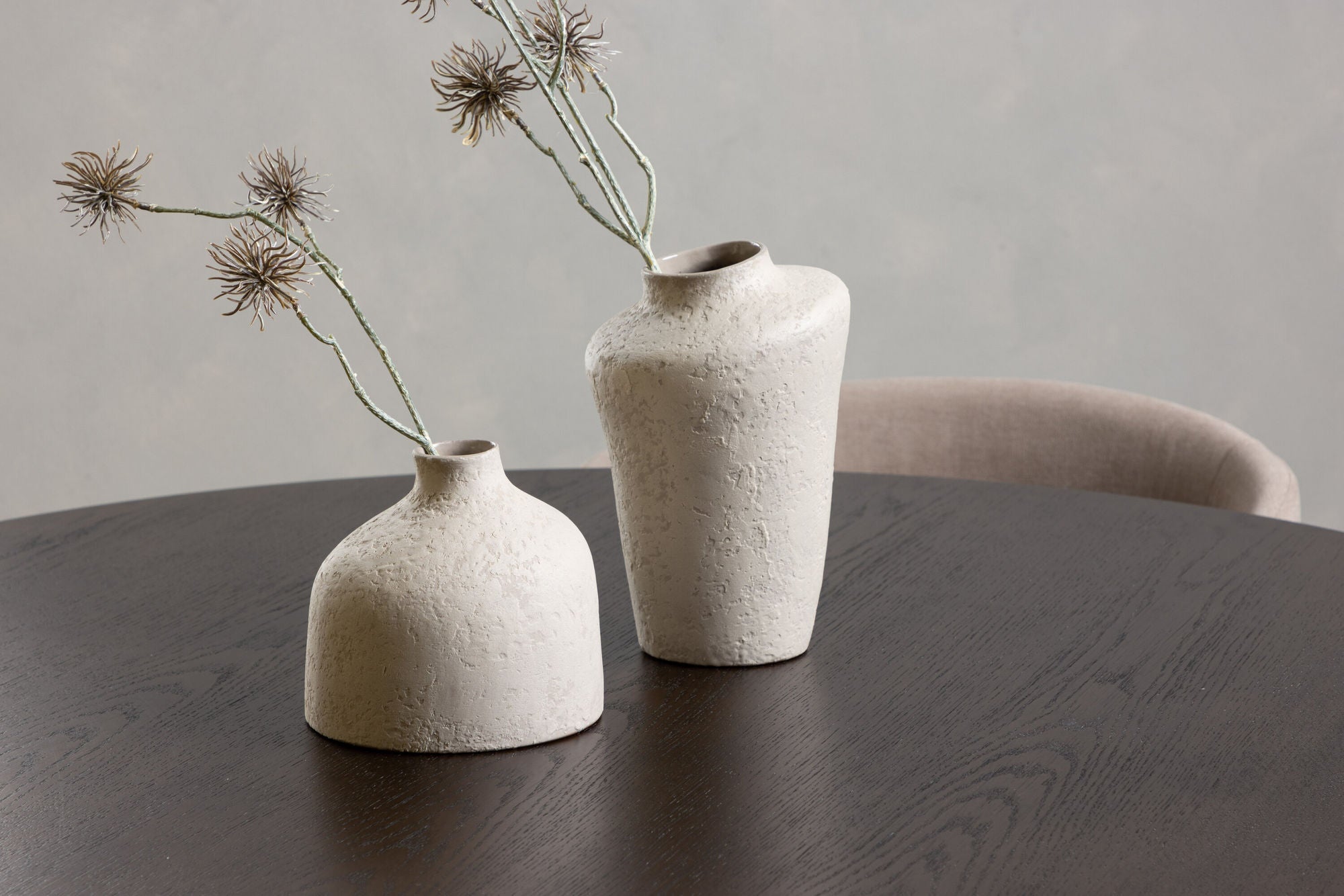 Venture Home Stone round spisebord - Black / Mocca Veneer +Berit stol - Black / Beige Fabric (Polyester linen ) _4