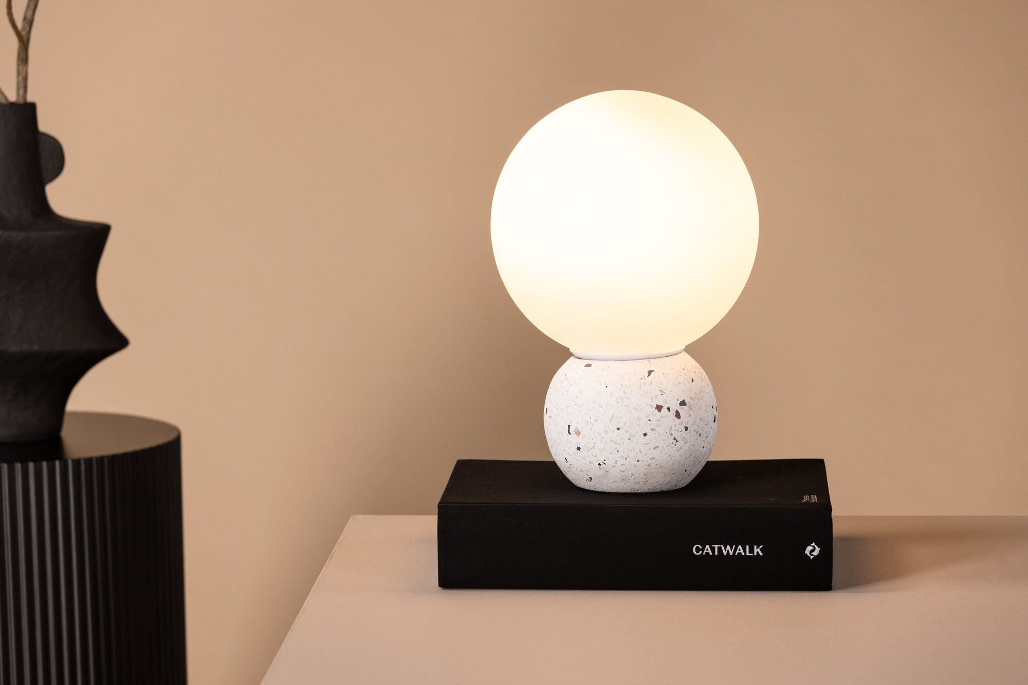Venture Home Metz bord lampe - White / White glass