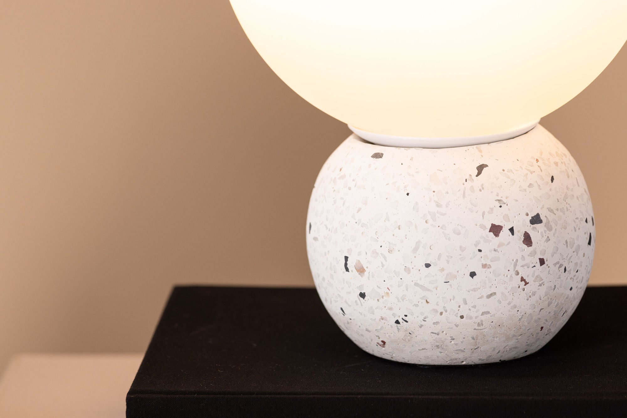 Venture Home Metz bord lampe - White / White glass