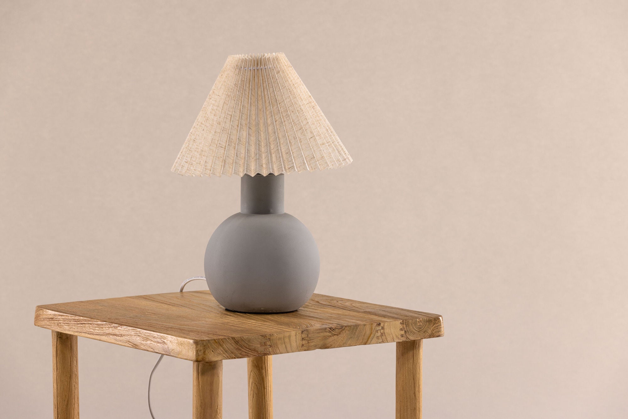 Vind Älvsborg bord lampe - Concrete / Brown Fabric