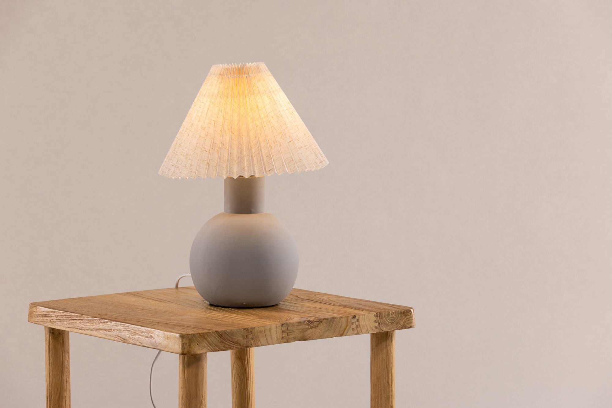 Vind Älvsborg bord lampe - Concrete / Brown Fabric
