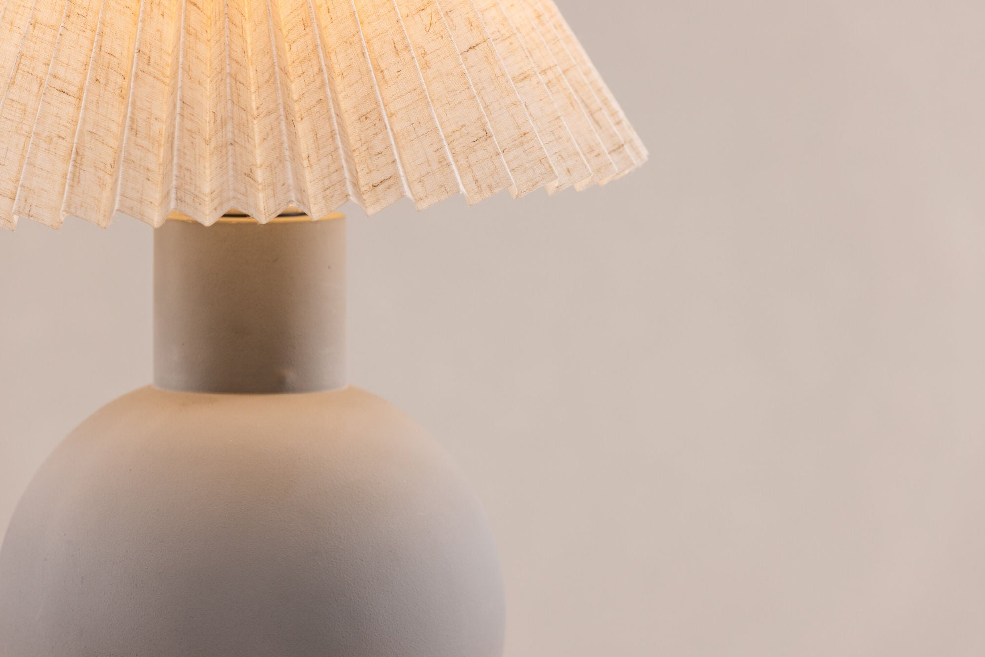 Vind Älvsborg bord lampe - Concrete / Brown Fabric