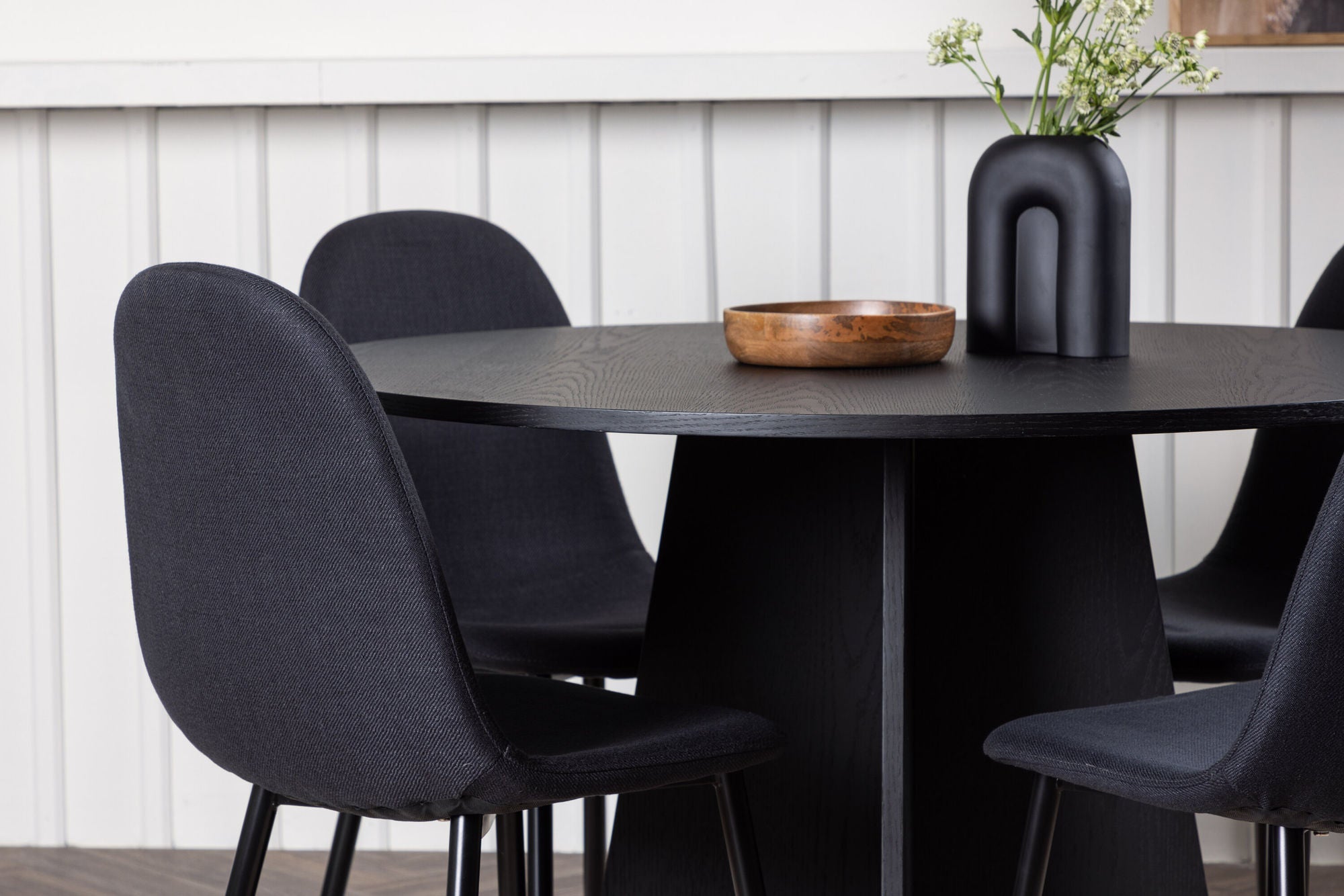 Venture Home Bootcut rund spisebord - Black / Black Fanéer +Polar Spisebordsstol - Black Legs - Black Fabric _4