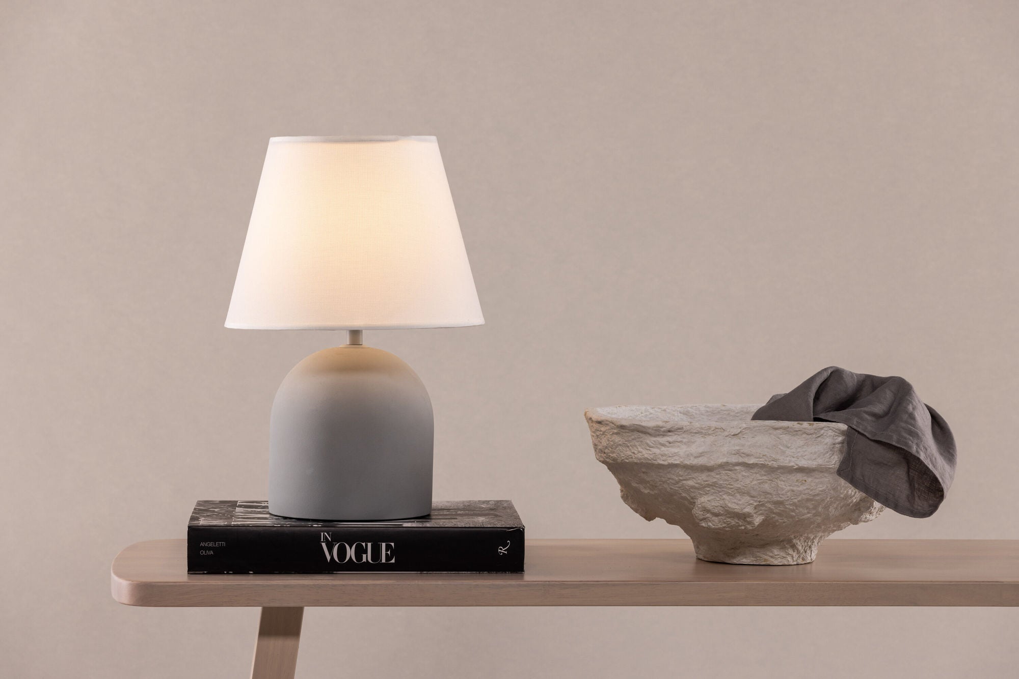 Vind Styrsö bord lampe - Concrete / Linen