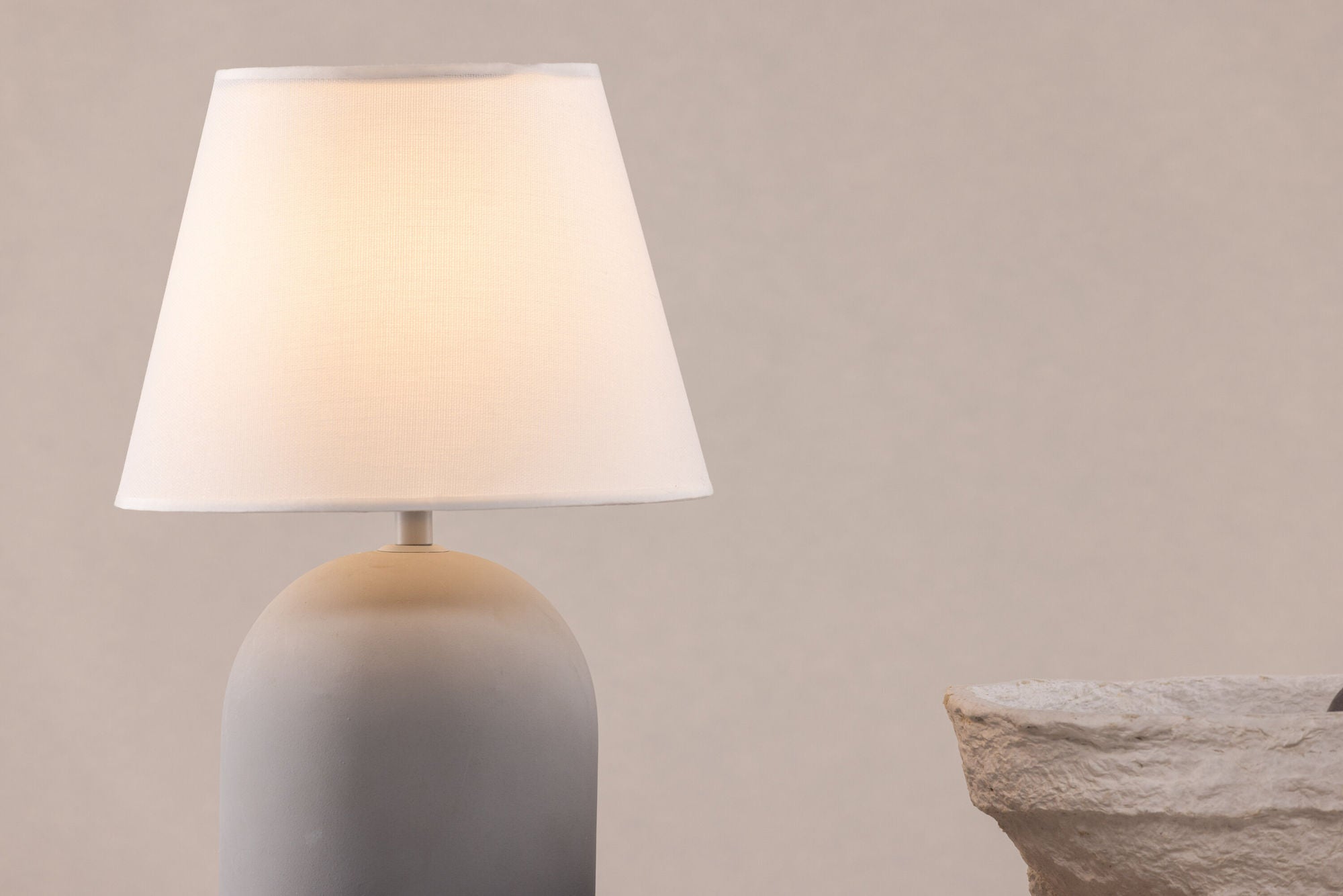 Vind Styrsö bord lampe - Concrete / Linen