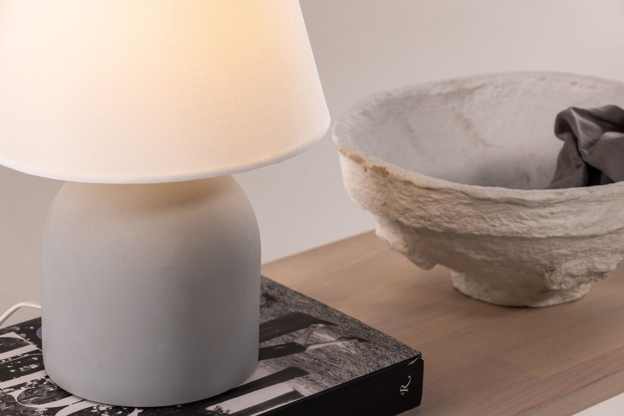 Vind Styrsö bord lampe - Concrete / Linen