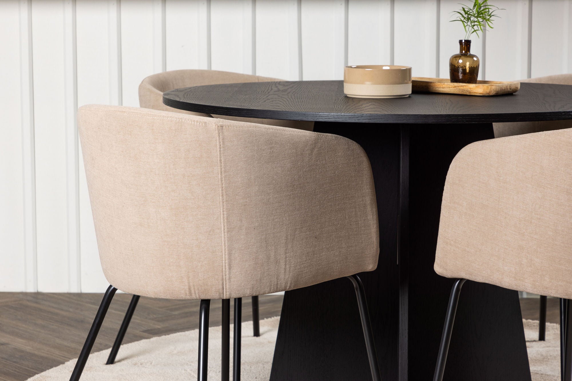 Venture Home Bootcut rund spisebord - Black / Black Fanéer +Berit stol - Black / Beige Fabric (Polyester linen ) _4
