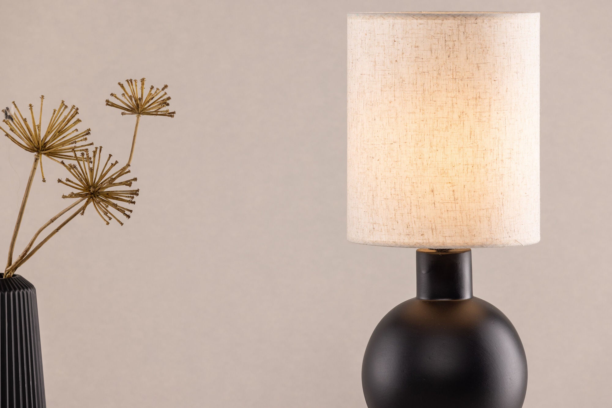 Vind Mysterna bord lampe - Black / Fabric Beige