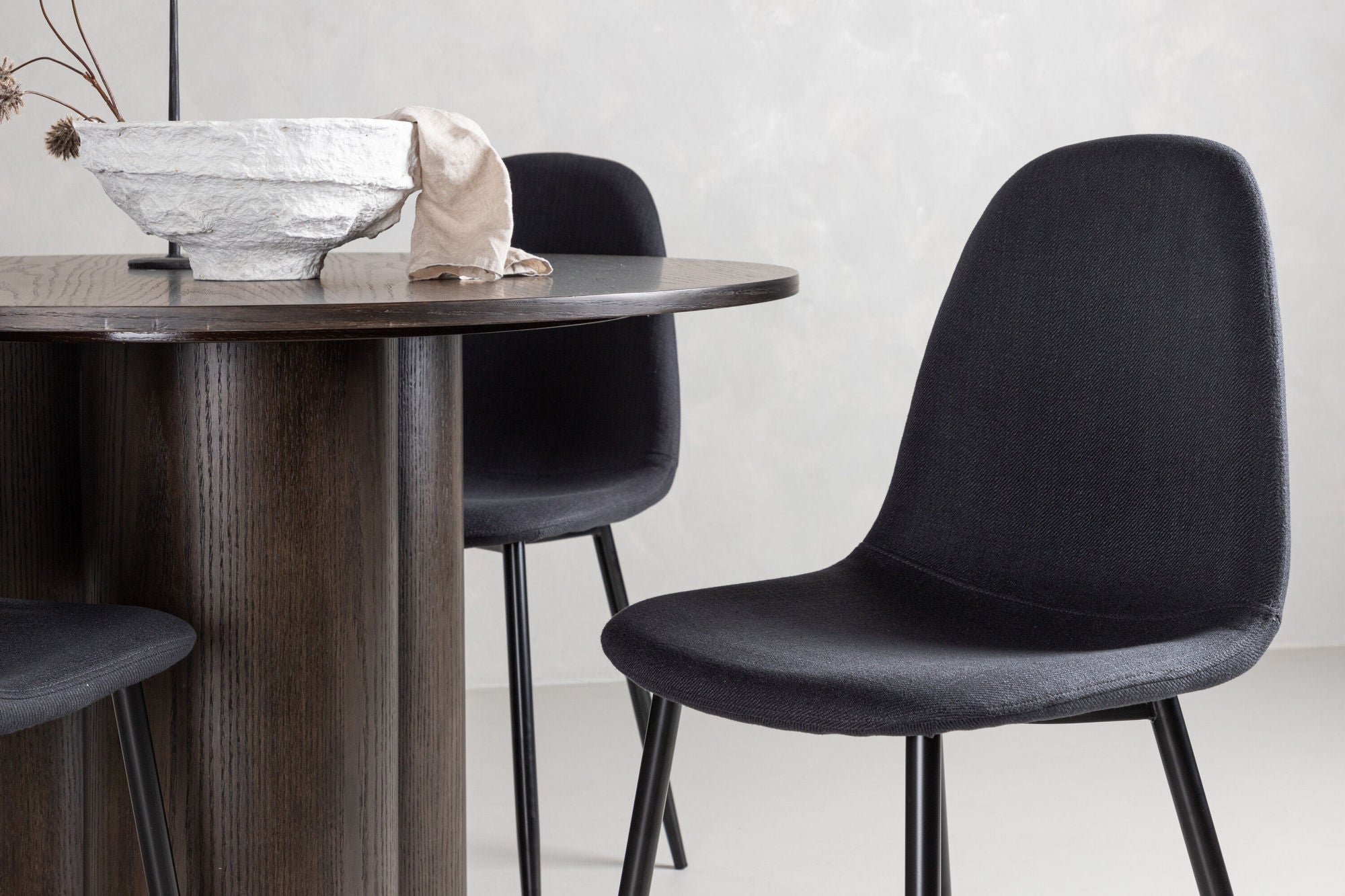Venture Home OliviaDiningbord-Mocca/MoccaVeneer+PolarDiningstol-BlackLegs-BlackFabric_4