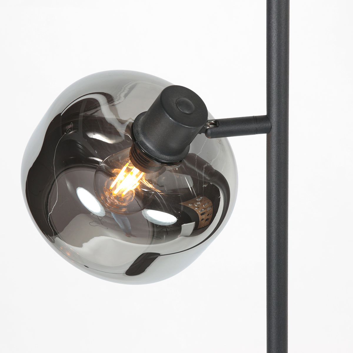 Sort gulvlampe Tenebris 4213ZW – Elegant belysning med luksuriøs udstråling