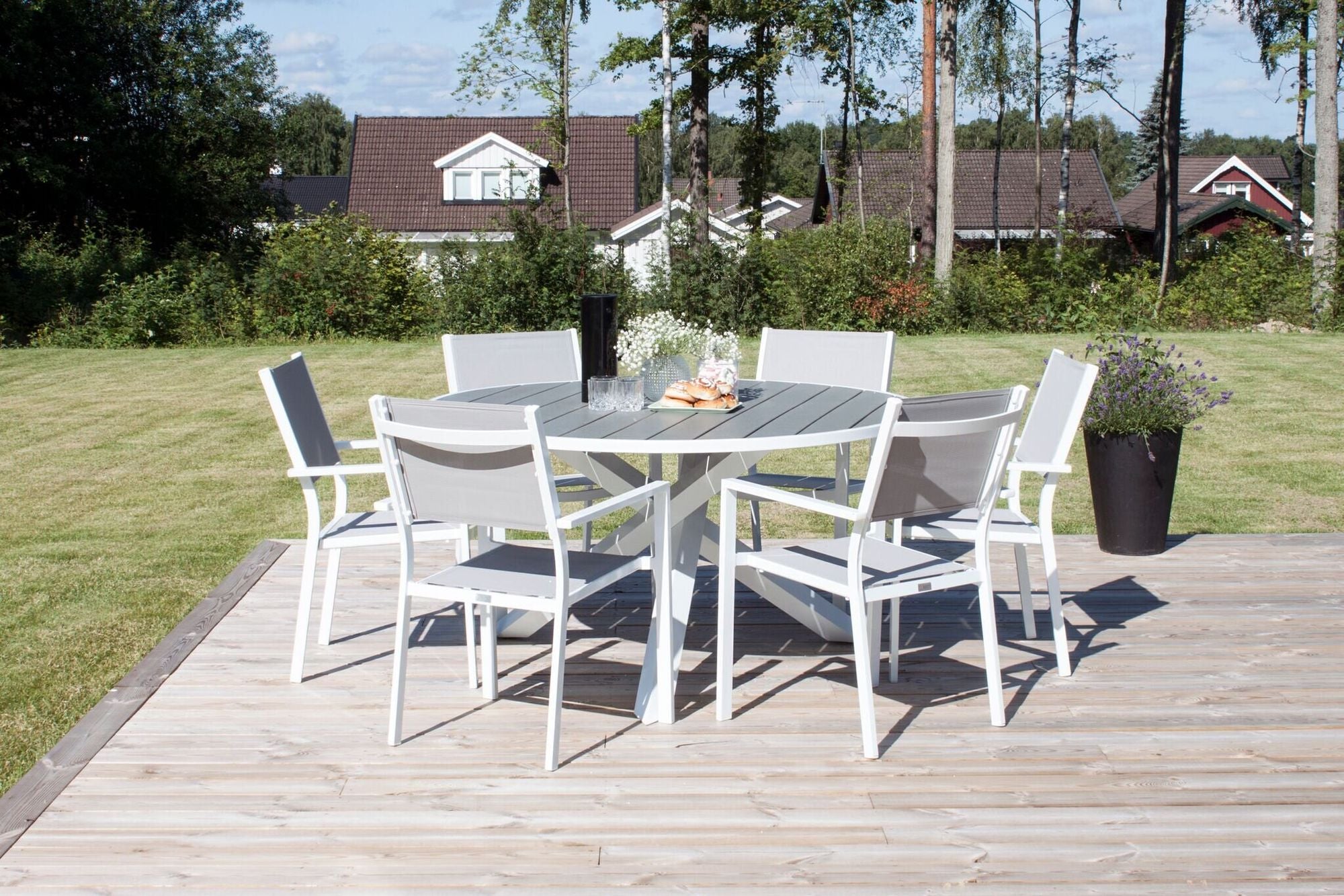 Venture Home Parma spisebord ø140 - White Alu / Grey Aintwood+Copacabana Arm stol (stacka