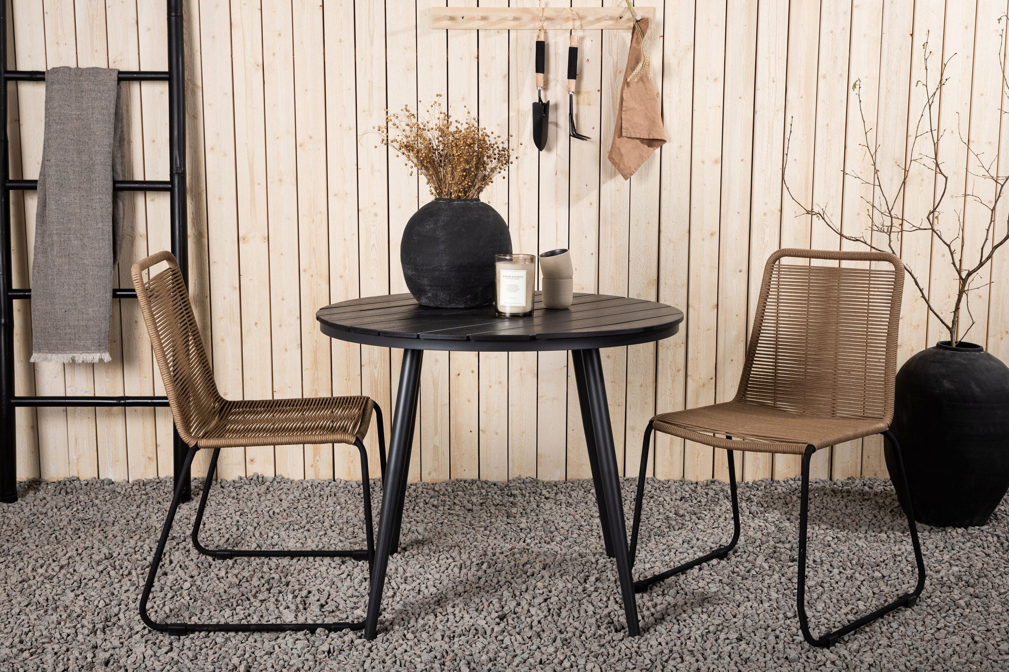 Venture Home Break - spisebord rund- Black / Black - Alu / Aintwood - 90ø _1+ Lindos Stacking stol - Black Alu / Latte Rope _2