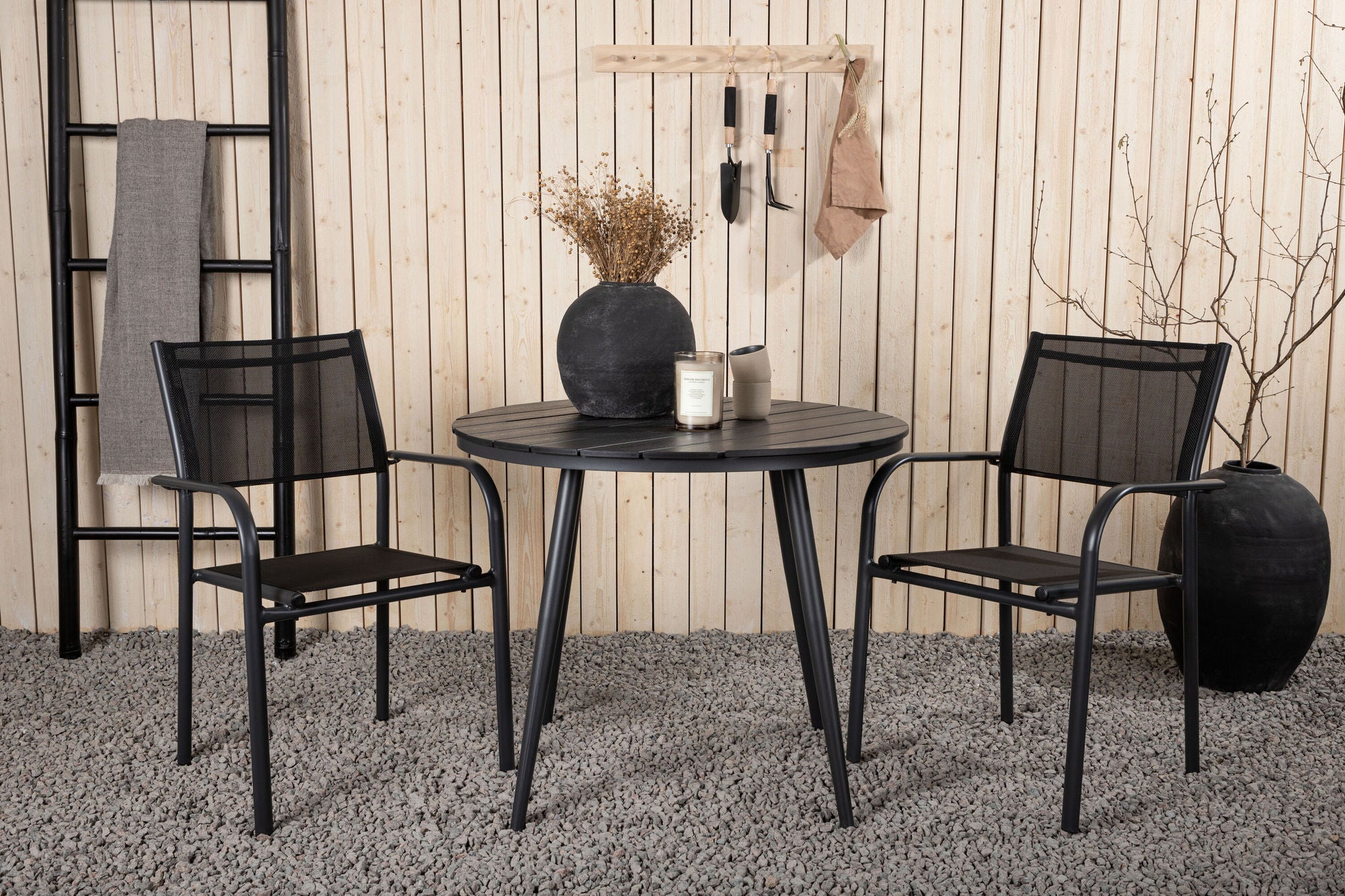 Venture Home Break - spisebord rund- Black / Black - Alu / Aintwood - 90ø _1+ Santorini Arm stol (Stackable) - Black alu / Black Textilene _2