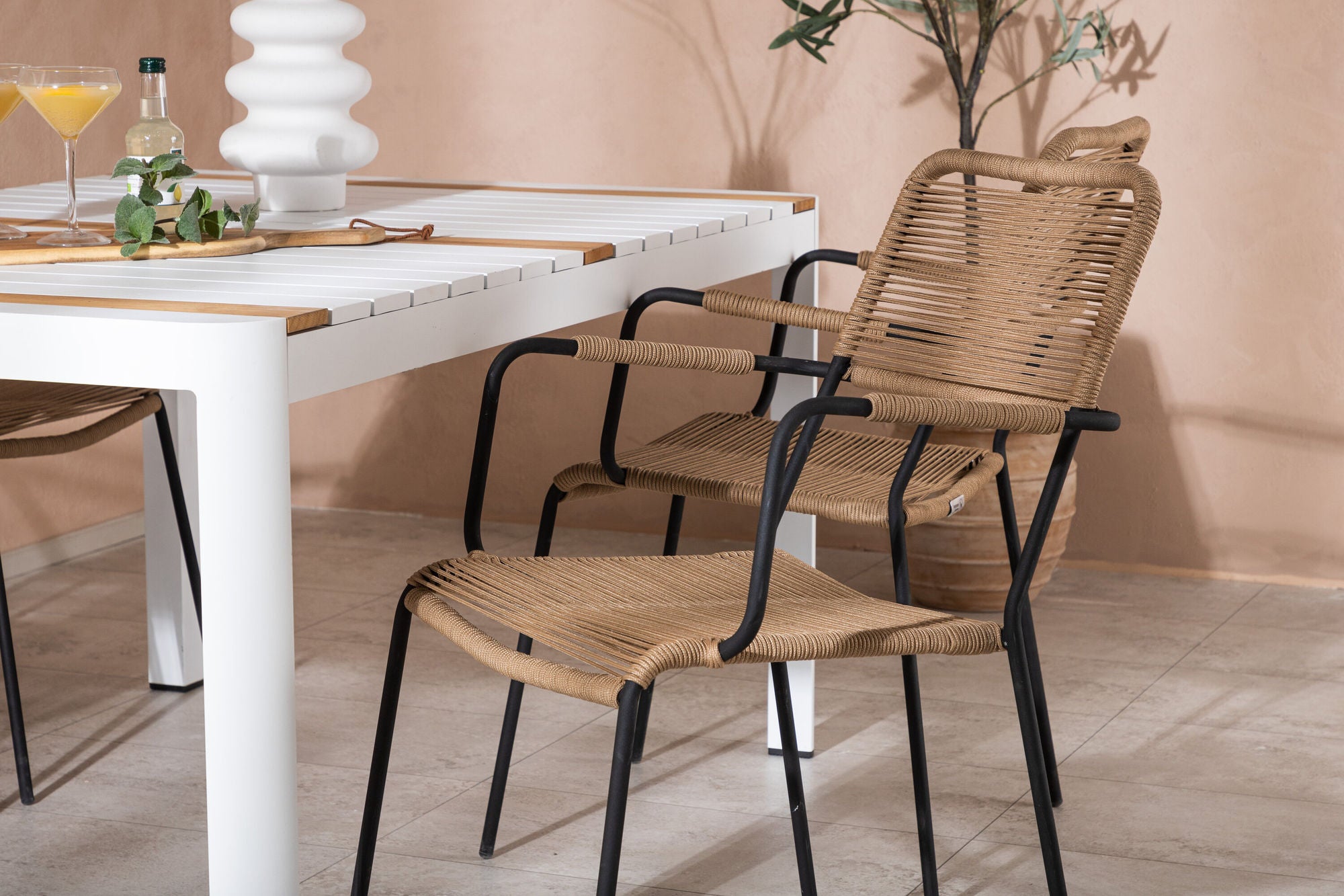 Venture Home Togo - spisebord- White / Teak - Allu / Teak - 150*100 _1+ Lindos - Armchair - Black Alu / Latte Rope _4