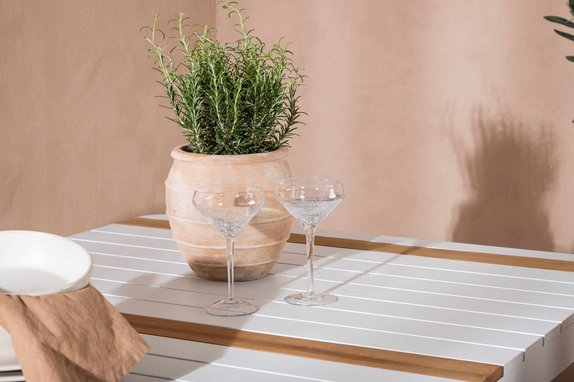 Venture Home Togo - spisebord- White / Teak - Allu / Teak - 150*100 _1+ Lindos Stacking stol - Black Alu / Latte Rope _4