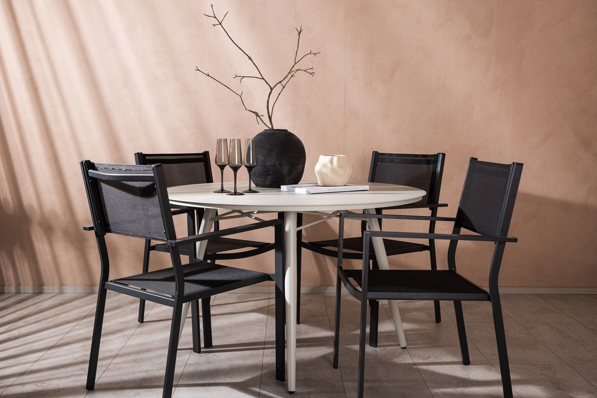 Venture Home Lina spisebord - Beige - rund 120 cm _1+ Copacabana Stacking stol - Black/Black _4