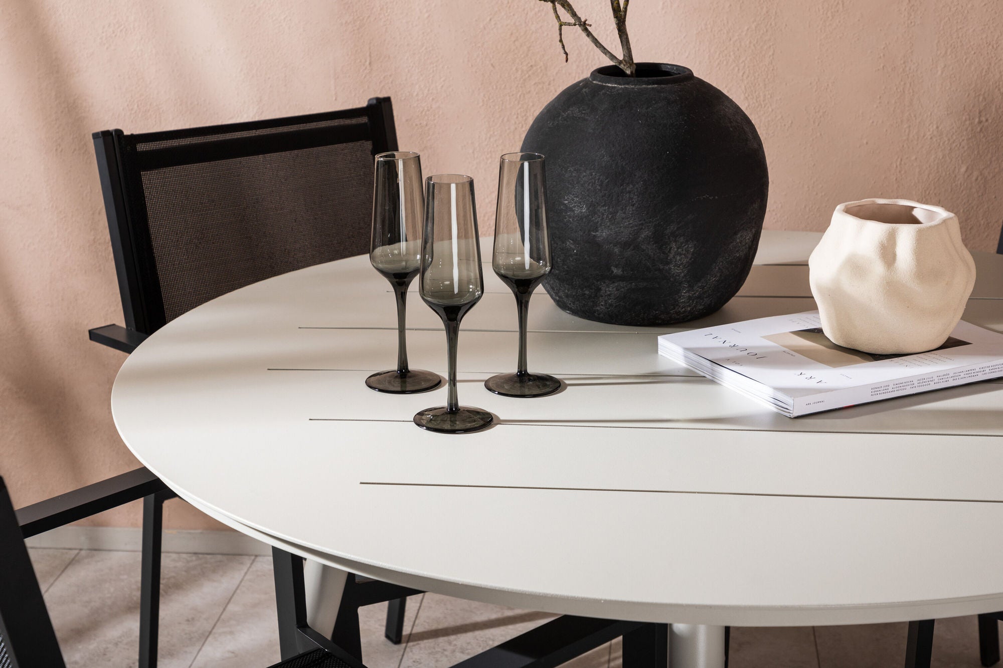 Venture Home Lina spisebord - Beige - rund 120 cm _1+ Copacabana Stacking stol - Black/Black _4