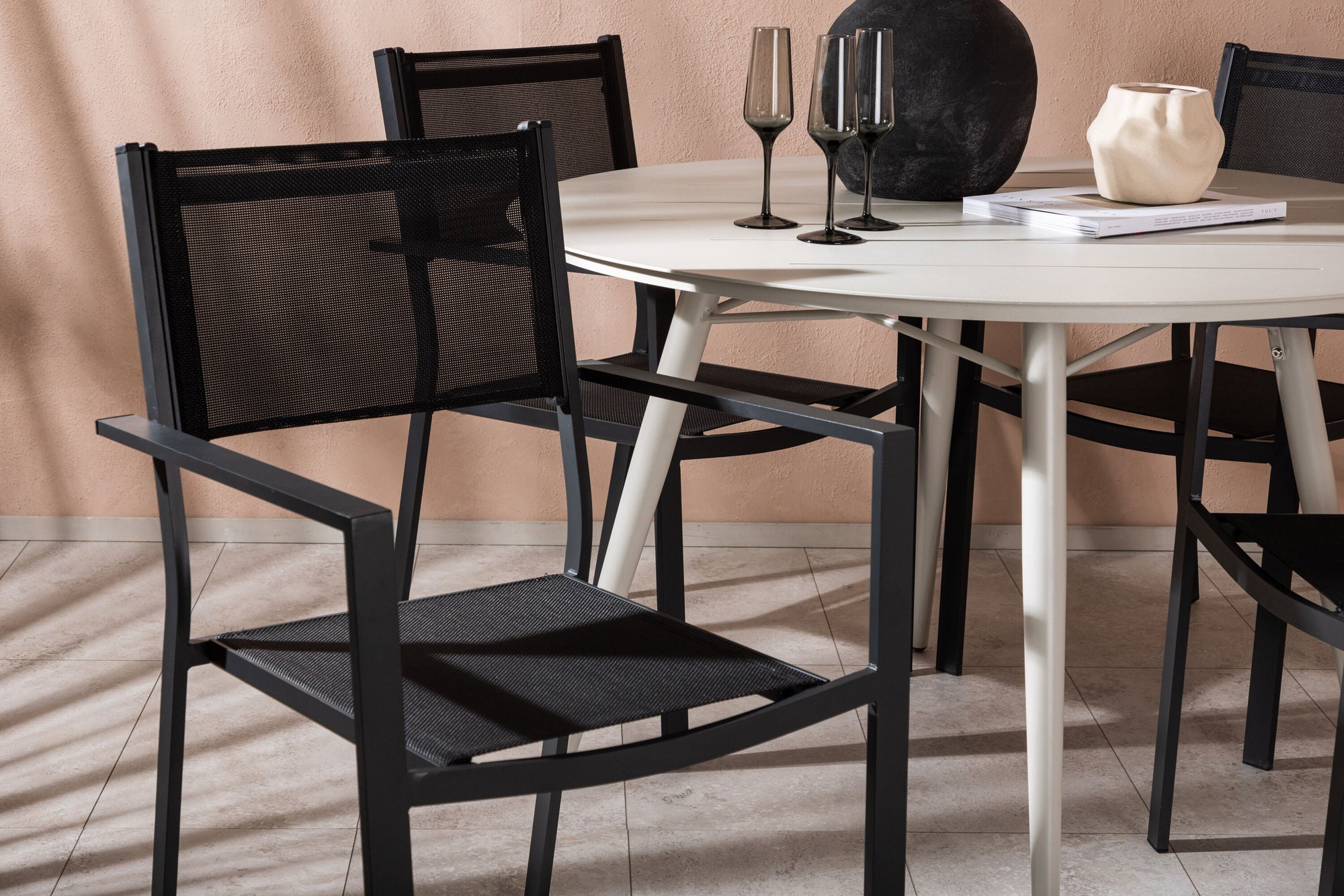 Venture Home Lina spisebord - Beige - rund 120 cm _1+ Copacabana Stacking stol - Black/Black _4