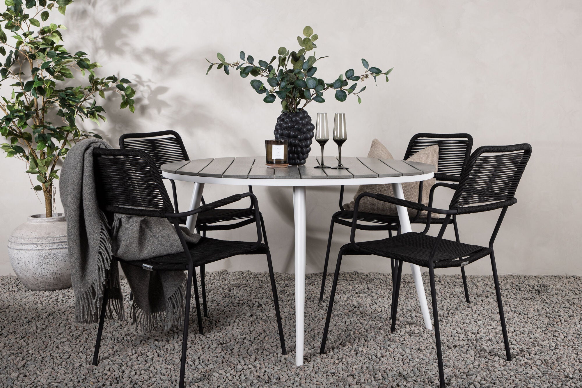 Venture Home Break - spisebord rund- White / Grey - Alu / Aintwood - 120ø _1+ Lindos Armchair - Black Alu / Black Rope _4