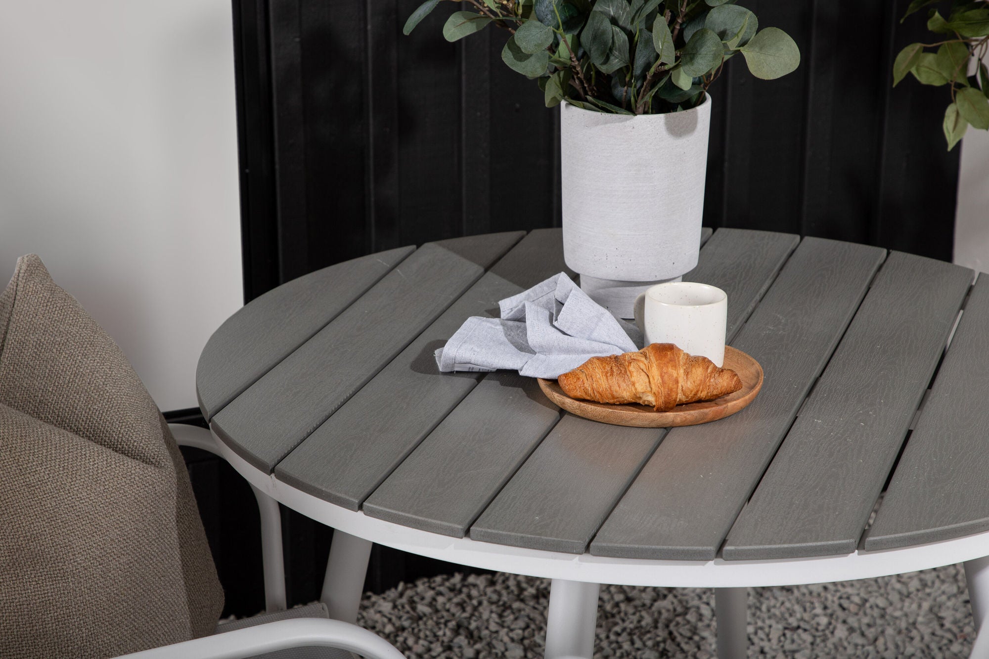 Venture Home Break - spisebord rund- White / Grey - Alu / Aintwood - 90ø _1+ Santorini Arm stol (Stackable) - White Alu / White Textilene _2