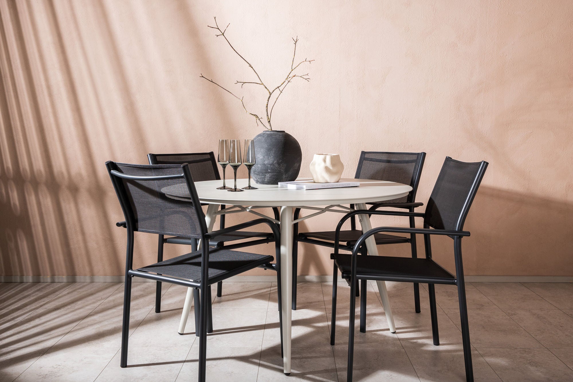 Venture Home Lina spisebord - Beige - rund 120 cm _1+ Santorini Arm stol (Stackable) - Black alu / Black Textilene _4
