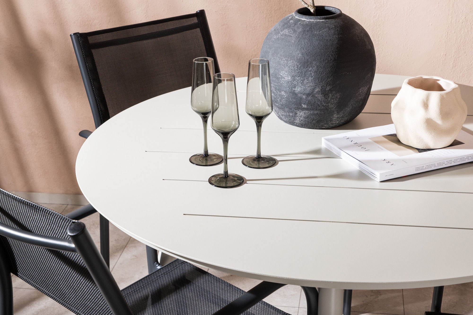 Venture Home Lina spisebord - Beige - rund 120 cm _1+ Santorini Arm stol (Stackable) - Black alu / Black Textilene _4