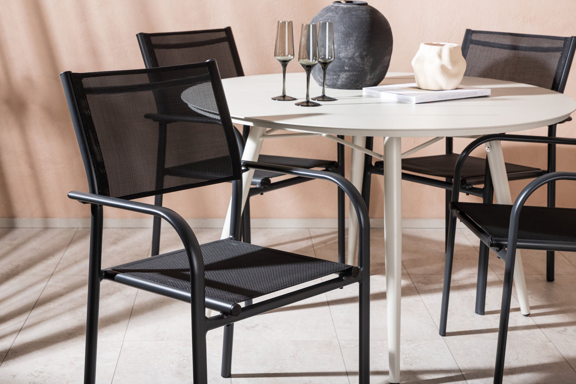 Venture Home Lina spisebord - Beige - rund 120 cm _1+ Santorini Arm stol (Stackable) - Black alu / Black Textilene _4
