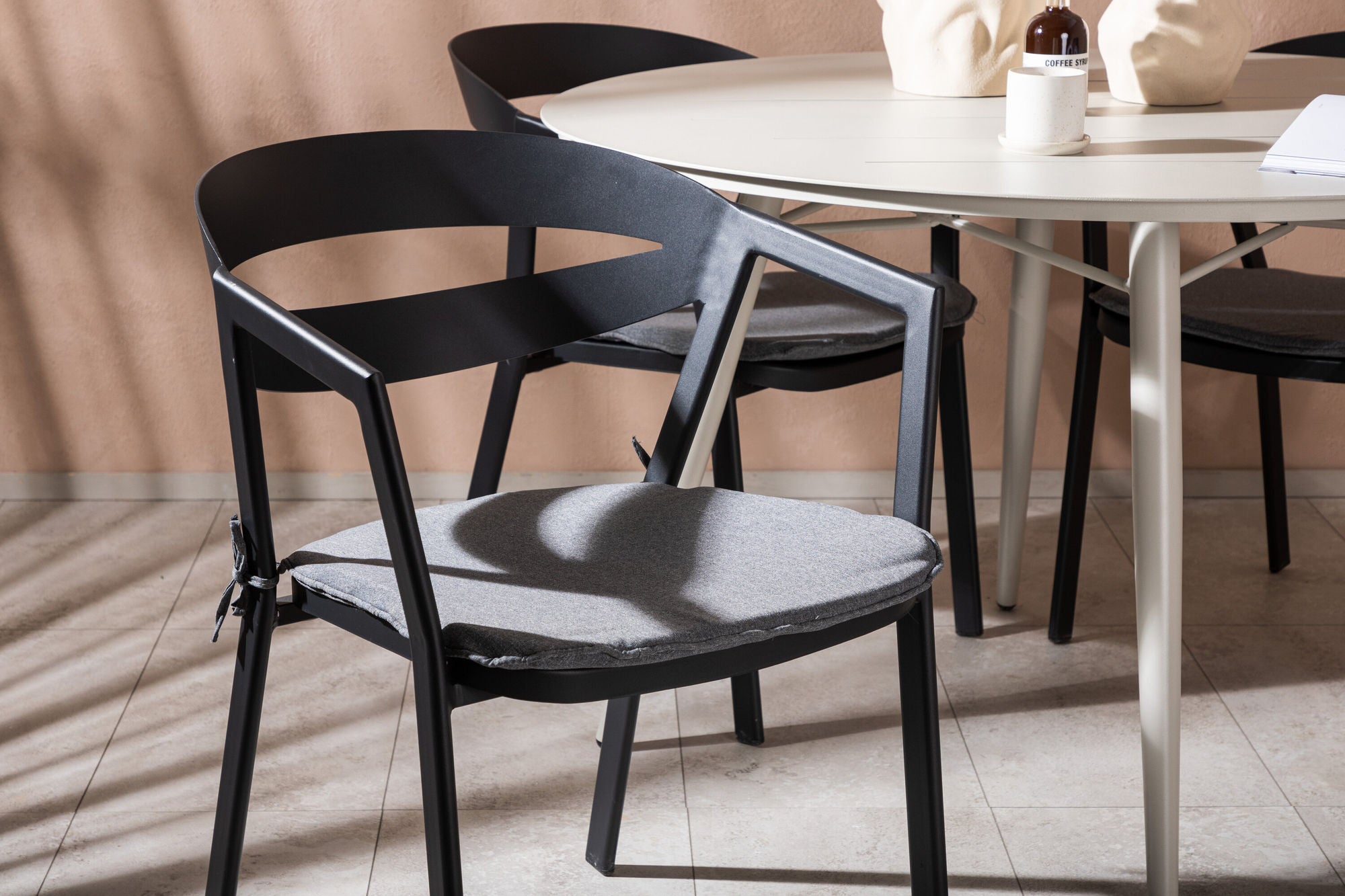 Venture Home Lina spisebord - Beige - rund 120 cm _1+ Slit - Spisebordsstol inc Cushion- Black /Grey - Aluminium - _4